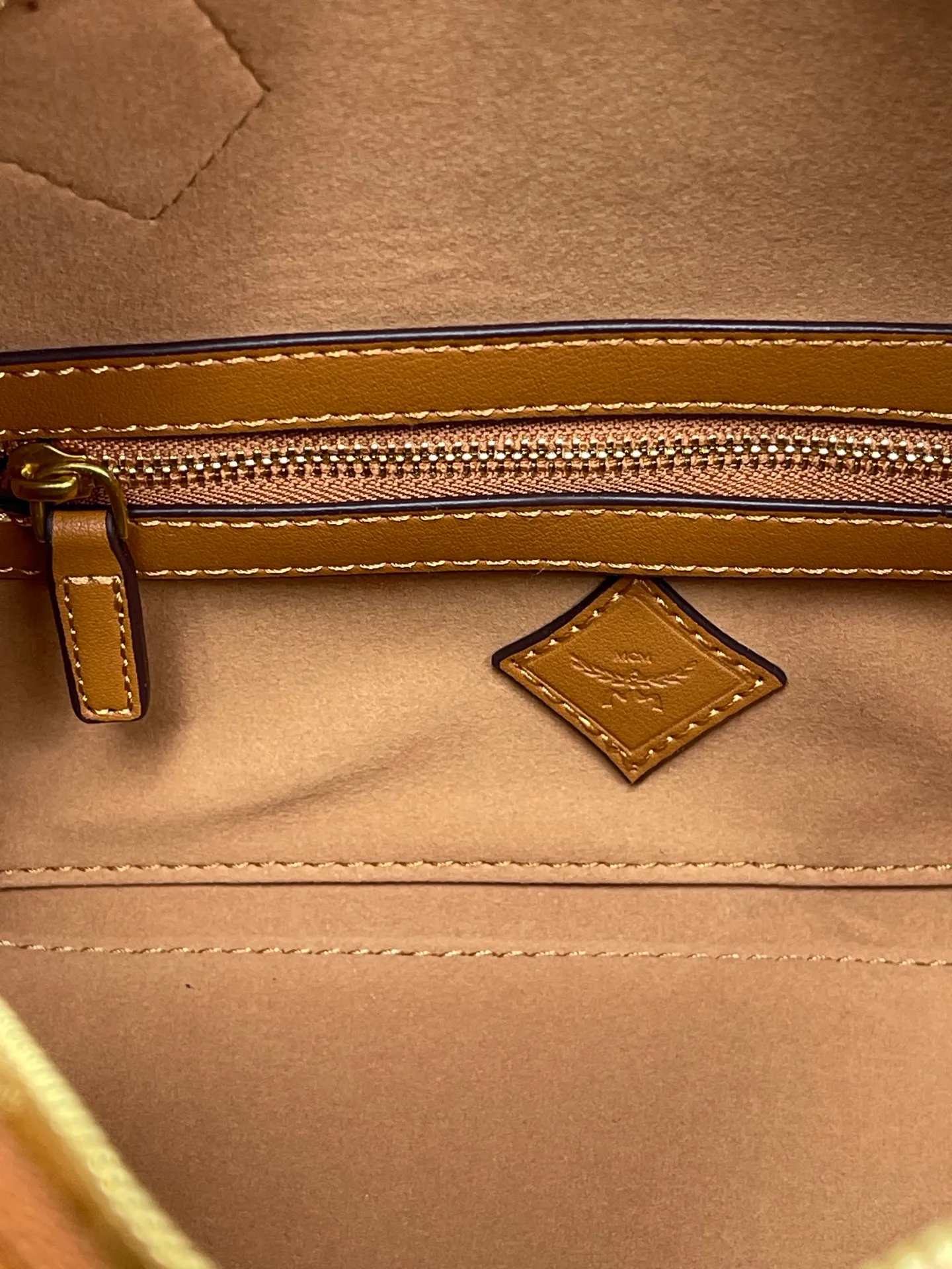 Batch 450💰MCM's new upgrade✈️New Boston mini pillow bag💐With gift box🎁Packaging [Exclusive real shot] Model: 701 Large Boston With leather tag and engraved logo metal padlock, this Boston handbag is made of classic Visetos materials, which pays tribute to MCM's roots in travel concepts. Its shape is reminiscent of a weekender bag, with clean lines and an extended zipper for easy opening. The workmanship is fine and meticulous. Size: 25*16*13