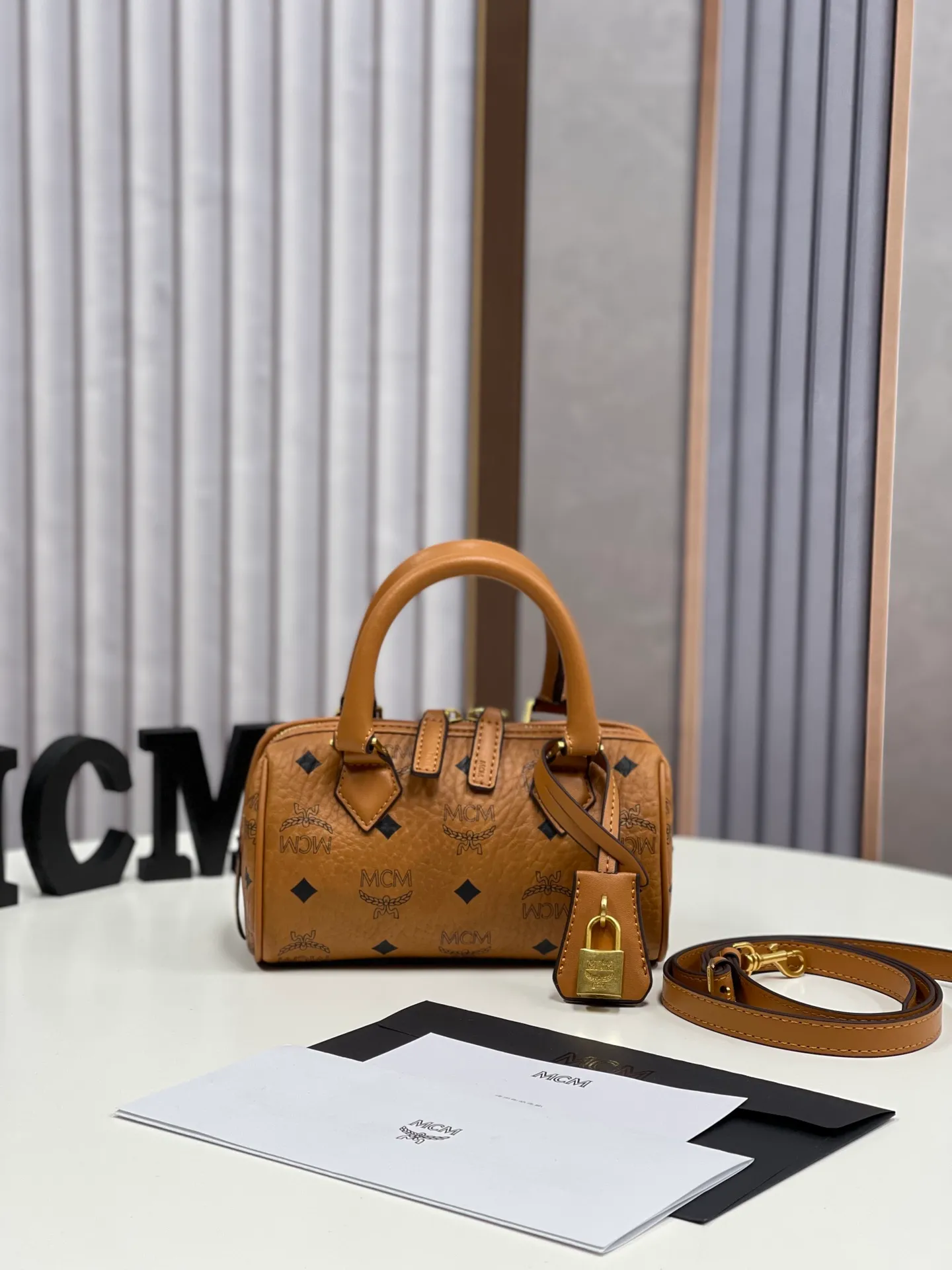 Batch 400💰MCM's new upgrade✈️New Boston mini pillow bag💐with gift box🎁Packaging [Exclusive real shot] Model: 701 Mini Boston With leather tag and engraved logo metal padlock, this Boston handbag is made of classic Visetos materials, which pays tribute to MCM's roots in travel. Its shape is reminiscent of a weekender bag, with clean lines and an extended zipper for easy opening. The workmanship is fine and meticulous. Size: 18*9.5cm