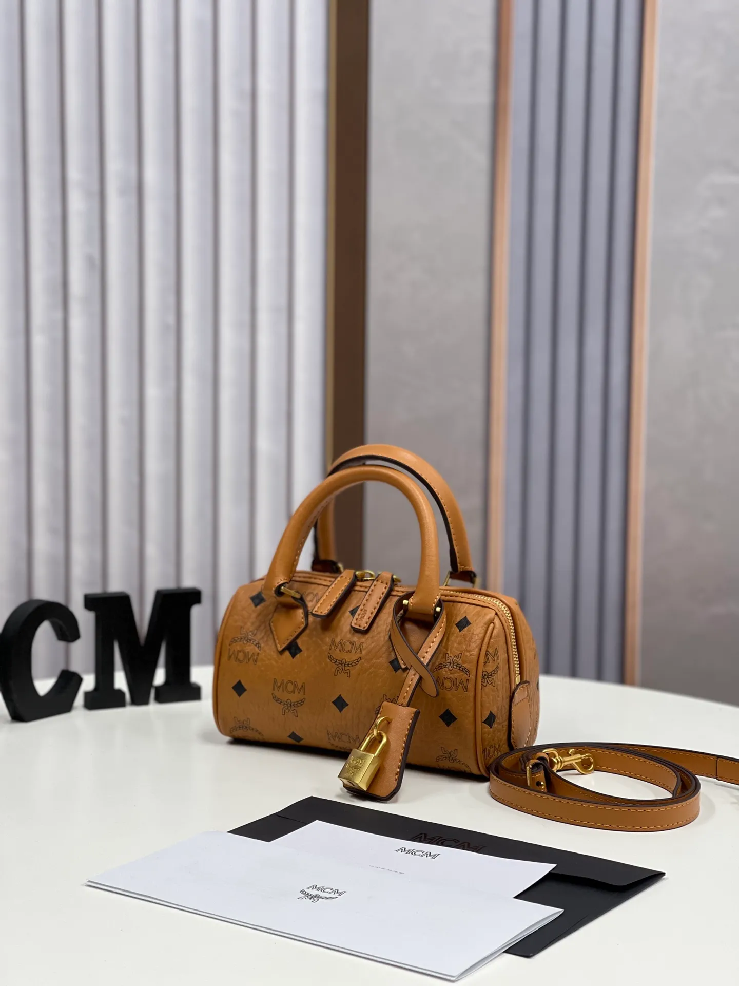 Batch 400💰MCM's new upgrade✈️New Boston mini pillow bag💐with gift box🎁Packaging [Exclusive real shot] Model: 701 Mini Boston With leather tag and engraved logo metal padlock, this Boston handbag is made of classic Visetos materials, which pays tribute to MCM's roots in travel. Its shape is reminiscent of a weekender bag, with clean lines and an extended zipper for easy opening. The workmanship is fine and meticulous. Size: 18*9.5cm