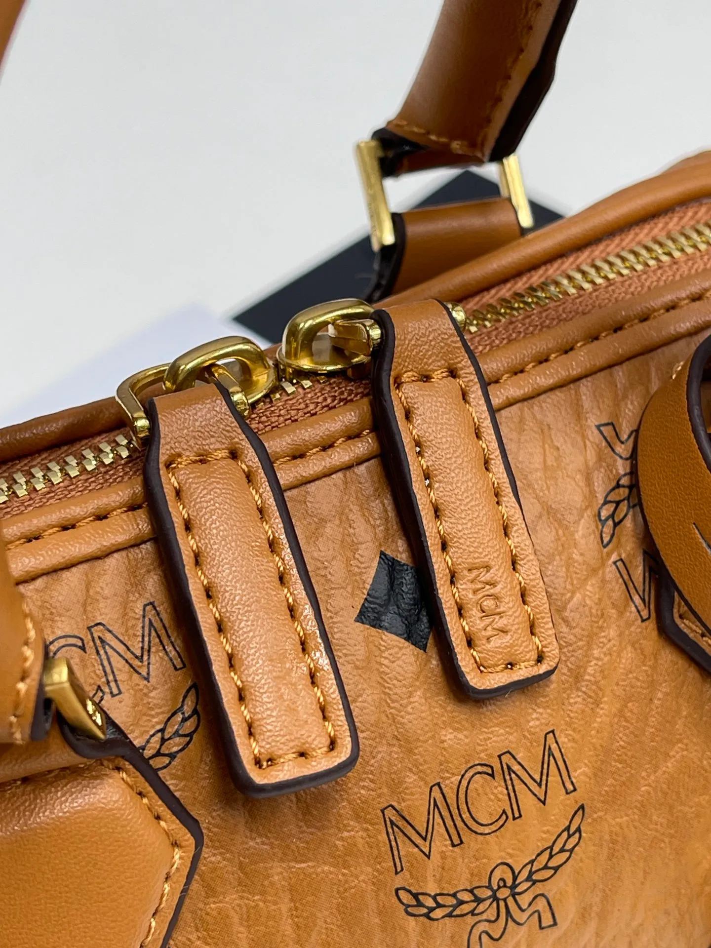 Batch 400💰MCM's new upgrade✈️New Boston mini pillow bag💐with gift box🎁Packaging [Exclusive real shot] Model: 701 Mini Boston With leather tag and engraved logo metal padlock, this Boston handbag is made of classic Visetos materials, which pays tribute to MCM's roots in travel. Its shape is reminiscent of a weekender bag, with clean lines and an extended zipper for easy opening. The workmanship is fine and meticulous. Size: 18*9.5cm