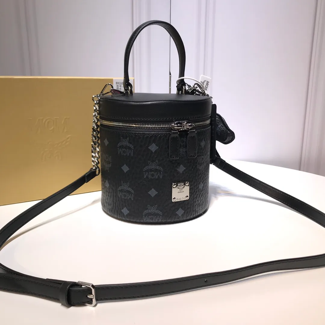 Batch 400💰Ｍ家🔥New model shipped from the counter MCM Visetos cylindrical crossbody bag The geometric shape of this small crossbody bag is more refined against the two brand symbols of Visetos’ classic pattern🌹 printing and gold-plated logo. The bag is made of 🇫🇷French Nappa🐂 leather and features a two-way zipper closure and a fabric-lined interior with plenty of space to store your valuables. This cylindrical crossbody bag can be carried via the top leather handles, or use the included crossbody strap for added portability. Model 6728 size 16x16x14🌸🌸
