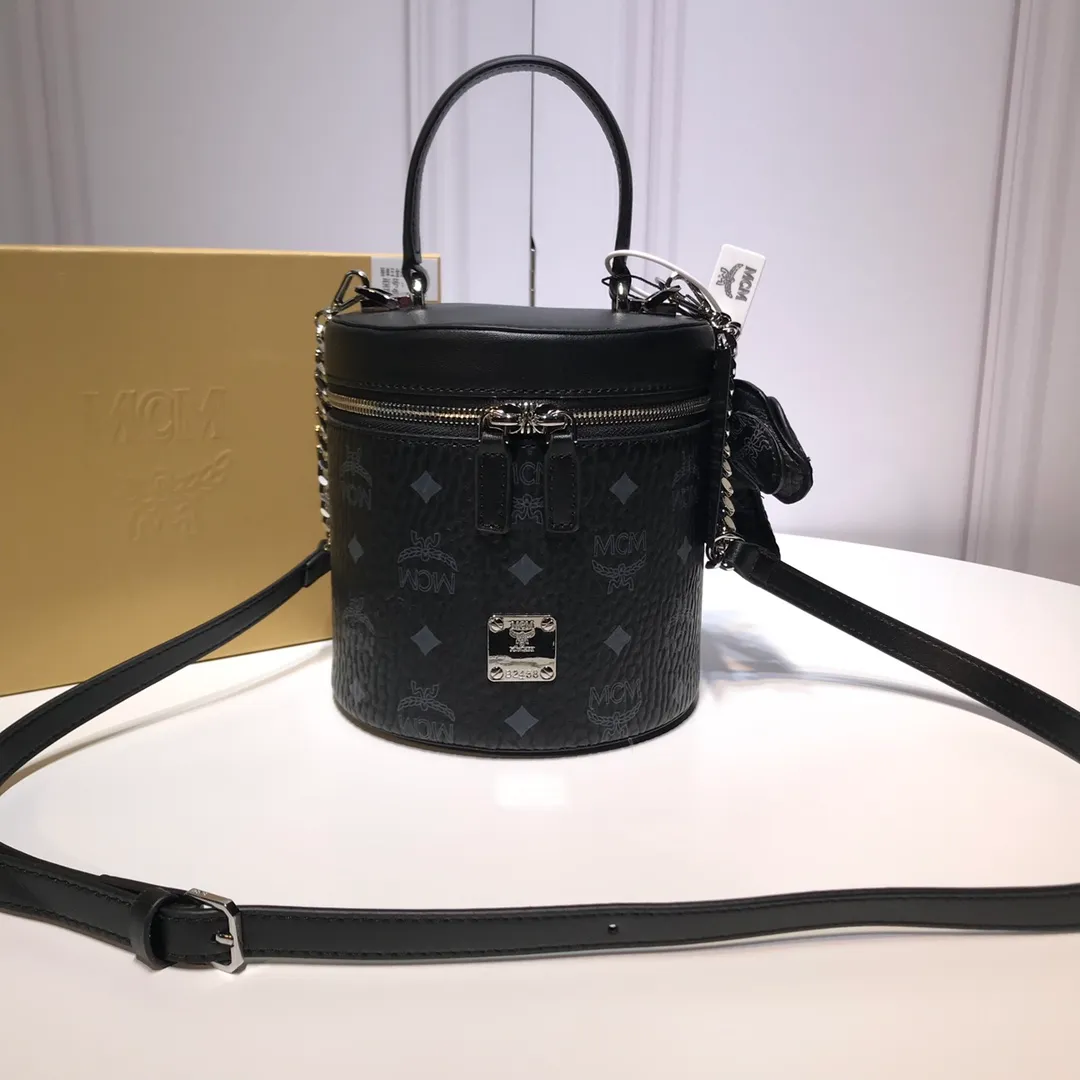 Batch 400💰Ｍ家🔥New model shipped from the counter MCM Visetos cylindrical crossbody bag The geometric shape of this small crossbody bag is more refined against the two brand symbols of Visetos’ classic pattern🌹 printing and gold-plated logo. The bag is made of 🇫🇷French Nappa🐂 leather and features a two-way zipper closure and a fabric-lined interior with plenty of space to store your valuables. This cylindrical crossbody bag can be carried via the top leather handles, or use the included crossbody strap for added portability. Model 6728 size 16x16x14🌸🌸