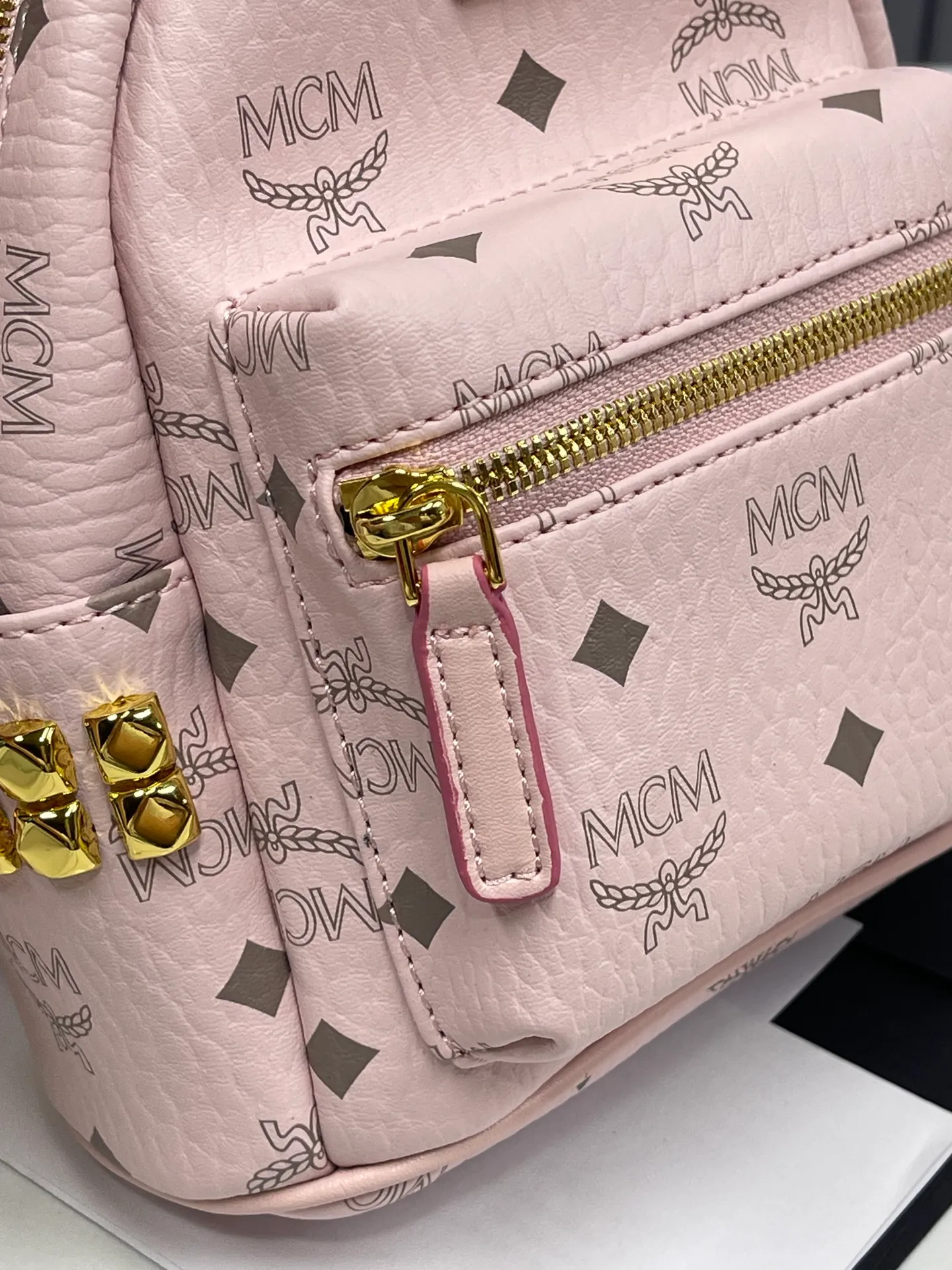 Batch 410💰Ｍ家【Mobile phone actual shooting】Super miniMCM trendy product express# The new version of the metallic style is equipped with MCM side studs to create an addictive daily trendy product, showing the brand's neo-futuristic aesthetics; the side studs and classic patterns collide to create a classic and playful effect, which is hard to put down. 🌼Super mini size: 17*21*9cm🌷🌷