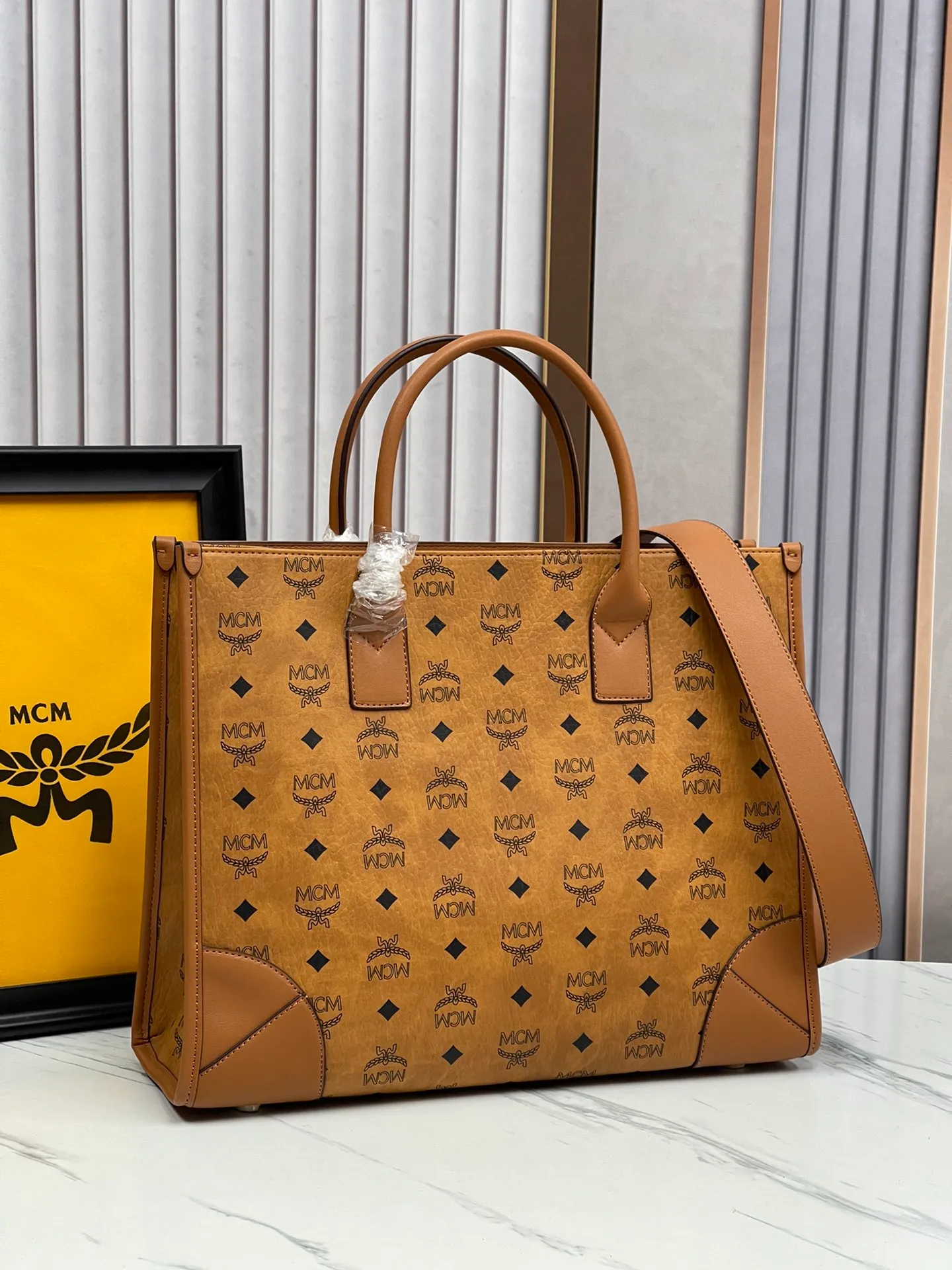 P450¥MCM💐Tote bag new style [exclusive real shot] upgraded version·high quality🥰🎁 model. 051 Large Tote Bag, the handbag design adheres to the concept of form following function, creating this bag with a regular silhouette and an expandable interior design with spacious compartments. The removable clutch becomes a hidden surprise and can be used alone as a companion bag for short trips. Dimensions: 37.5X27.0x14.5cm,