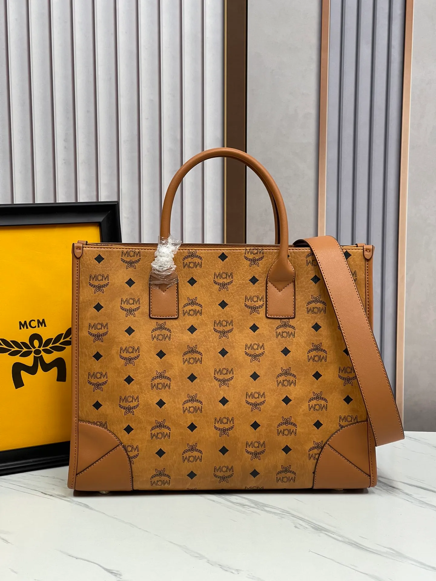 P450¥MCM💐Tote bag new style [exclusive real shot] upgraded version·high quality🥰🎁 model. 051 Large Tote Bag, the handbag design adheres to the concept of form following function, creating this bag with a regular silhouette and an expandable interior design with spacious compartments. The removable clutch becomes a hidden surprise and can be used alone as a companion bag for short trips. Dimensions: 37.5X27.0x14.5cm,