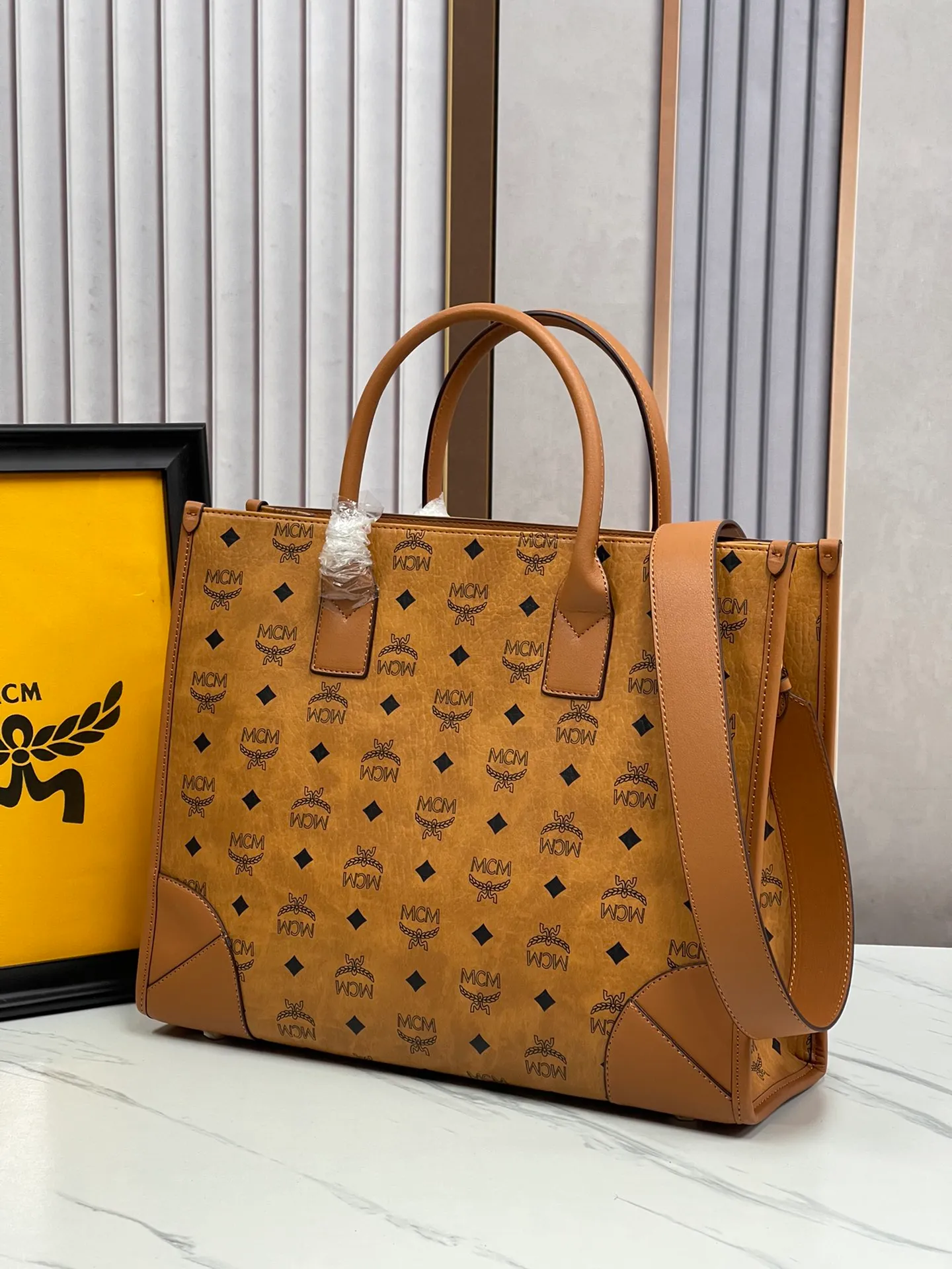P450¥MCM💐Tote bag new style [exclusive real shot] upgraded version·high quality🥰🎁 model. 051 Large Tote Bag, the handbag design adheres to the concept of form following function, creating this bag with a regular silhouette and an expandable interior design with spacious compartments. The removable clutch becomes a hidden surprise and can be used alone as a companion bag for short trips. Dimensions: 37.5X27.0x14.5cm,