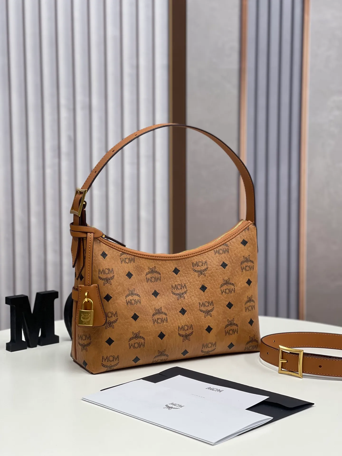Batch 430💰MCM newly upgraded ✈️With counter environmentally friendly ♻️gift box [early spring new product] MCM AREN small Hobo croissant model: croissant small armpit bag single shoulder crossbody bag (comes with extension strap) detachable leather tag decorated with carved Logo padlock. Zipper closure, 🎁 size 26X9X19