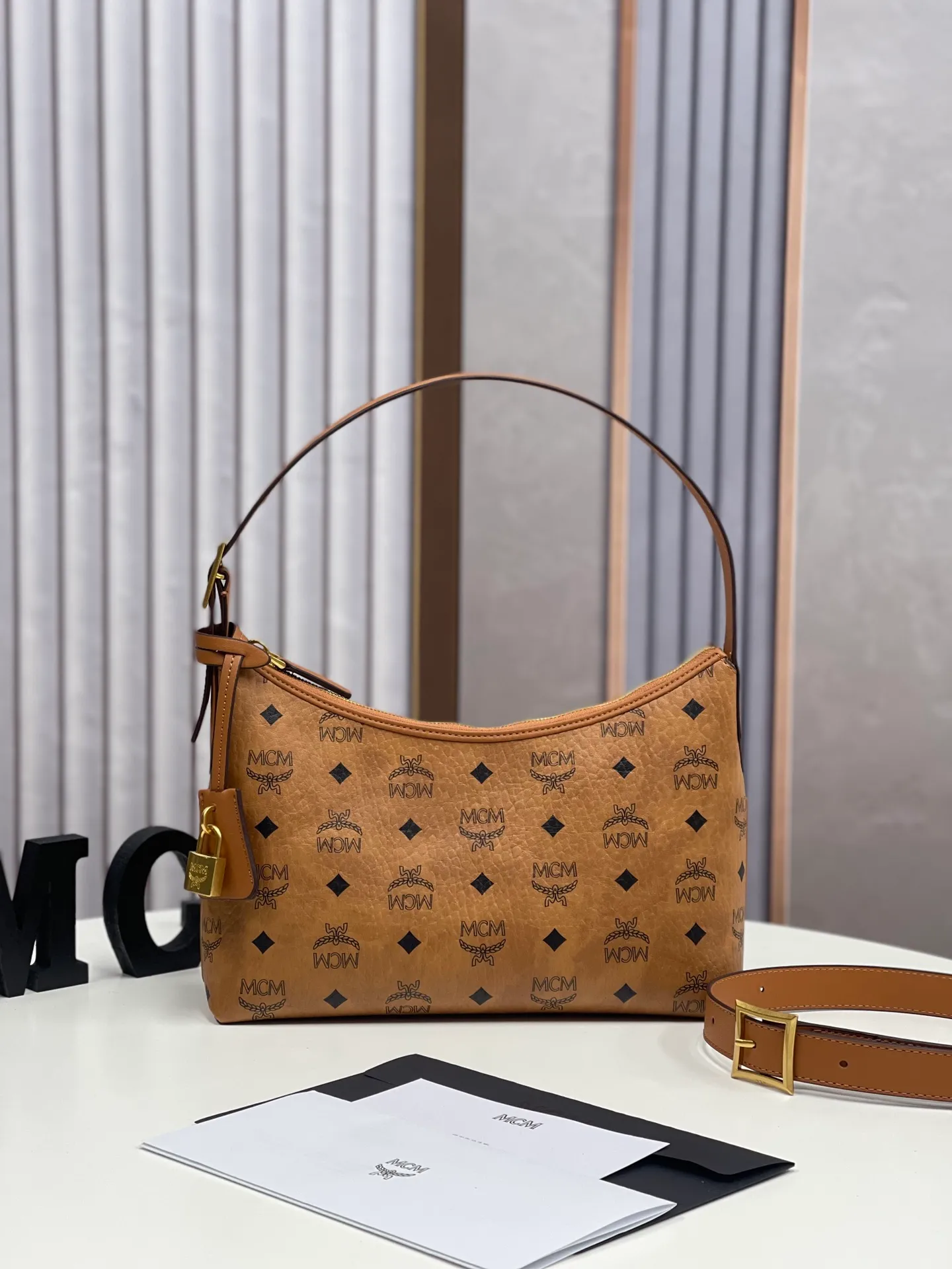 Batch 430💰MCM newly upgraded ✈️With counter environmentally friendly ♻️gift box [early spring new product] MCM AREN small Hobo croissant model: croissant small armpit bag single shoulder crossbody bag (comes with extension strap) detachable leather tag decorated with carved Logo padlock. Zipper closure, 🎁 size 26X9X19