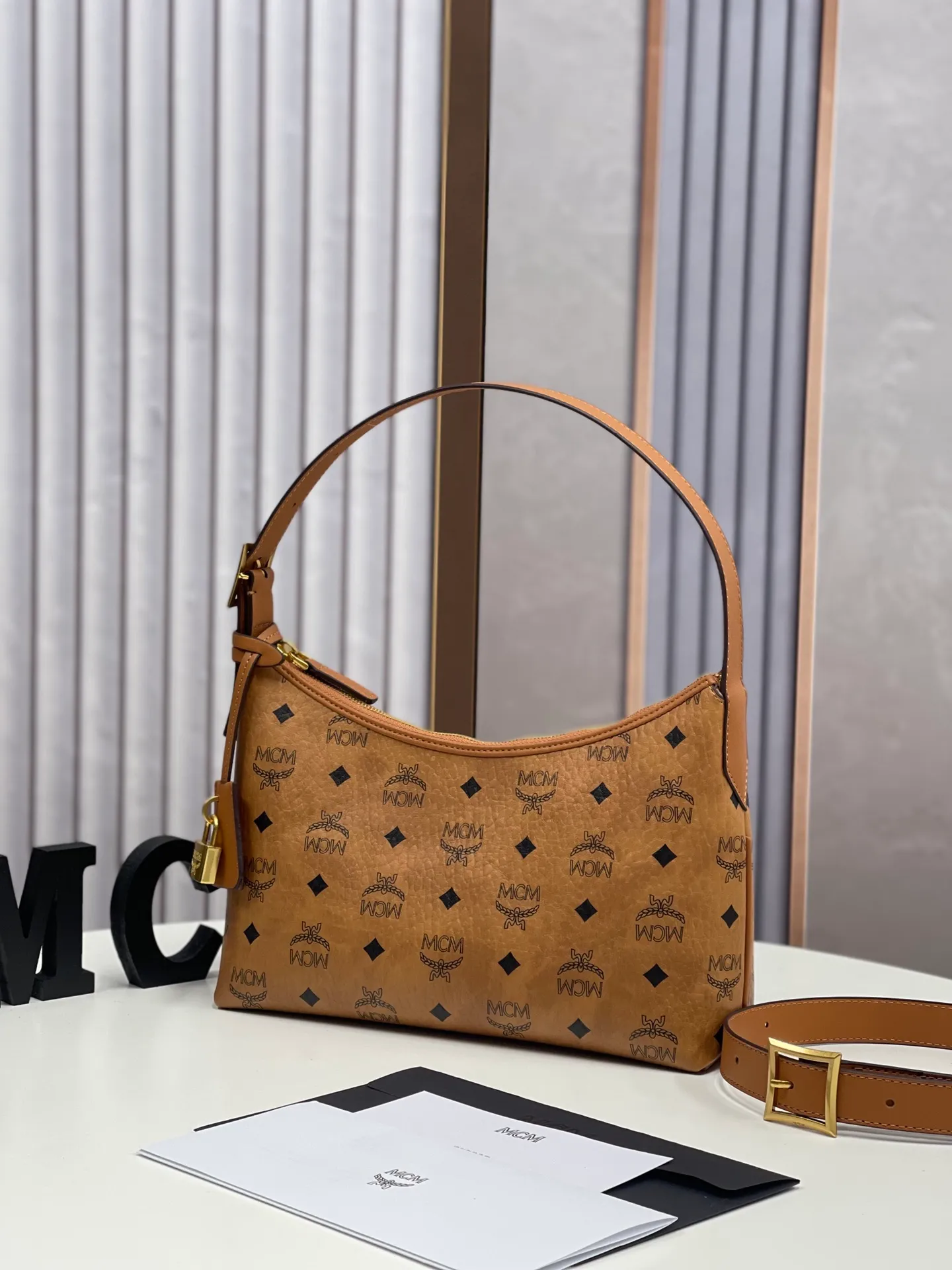 Batch 430💰MCM newly upgraded ✈️With counter environmentally friendly ♻️gift box [early spring new product] MCM AREN small Hobo croissant model: croissant small armpit bag single shoulder crossbody bag (comes with extension strap) detachable leather tag decorated with carved Logo padlock. Zipper closure, 🎁 size 26X9X19