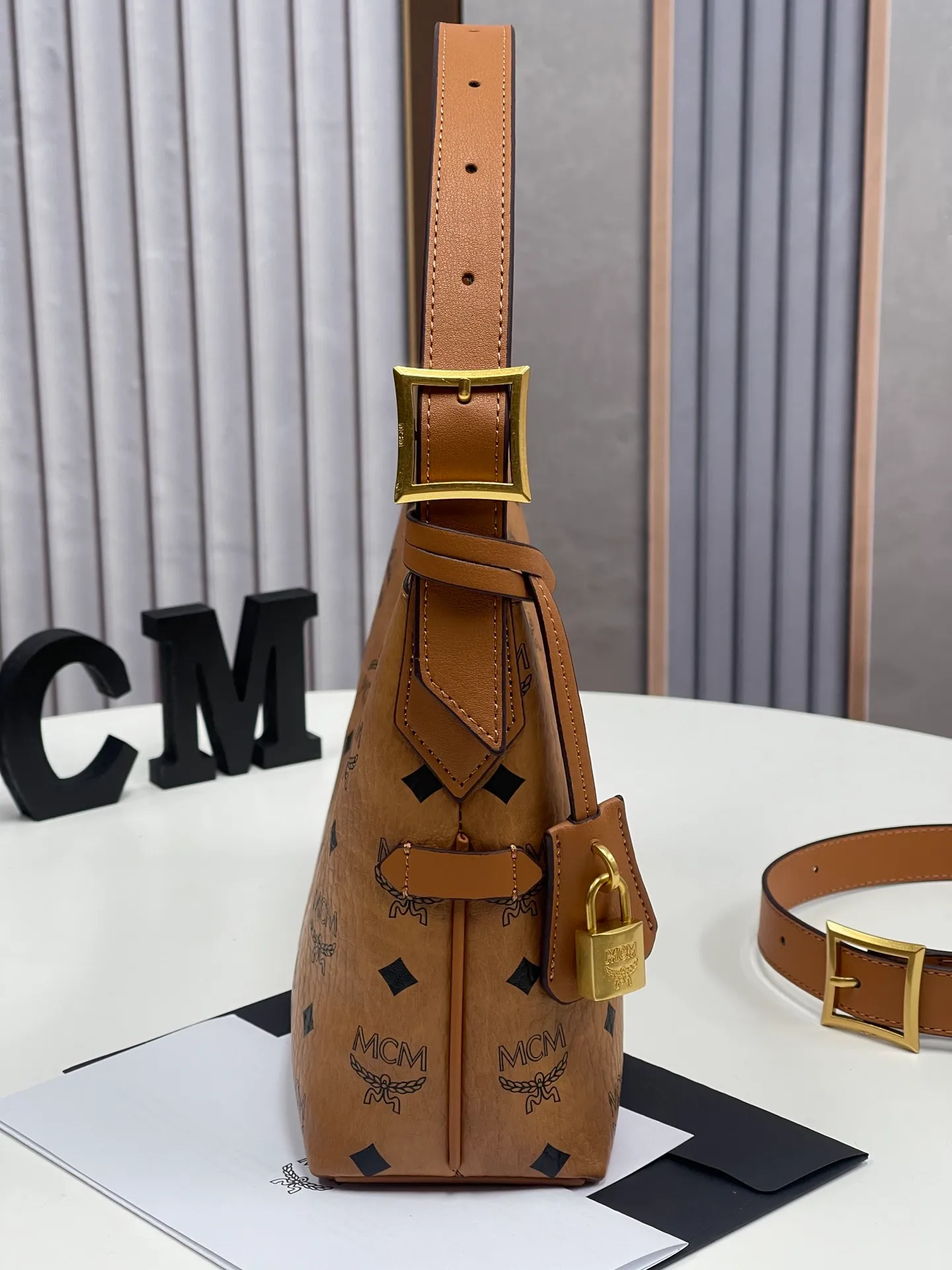 Batch 430💰MCM newly upgraded ✈️With counter environmentally friendly ♻️gift box [early spring new product] MCM AREN small Hobo croissant model: croissant small armpit bag single shoulder crossbody bag (comes with extension strap) detachable leather tag decorated with carved Logo padlock. Zipper closure, 🎁 size 26X9X19