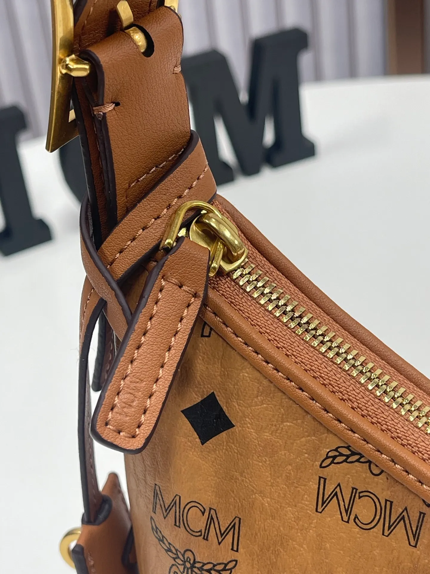 Batch 430💰MCM newly upgraded ✈️With counter environmentally friendly ♻️gift box [early spring new product] MCM AREN small Hobo croissant model: croissant small armpit bag single shoulder crossbody bag (comes with extension strap) detachable leather tag decorated with carved Logo padlock. Zipper closure, 🎁 size 26X9X19
