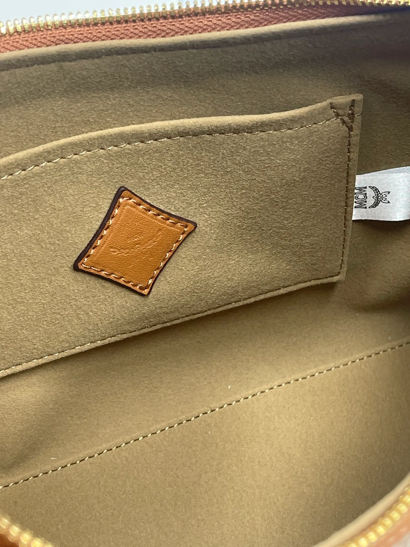 Batch 430💰MCM newly upgraded ✈️With counter environmentally friendly ♻️gift box [early spring new product] MCM AREN small Hobo croissant model: croissant small armpit bag single shoulder crossbody bag (comes with extension strap) detachable leather tag decorated with carved Logo padlock. Zipper closure, 🎁 size 26X9X19
