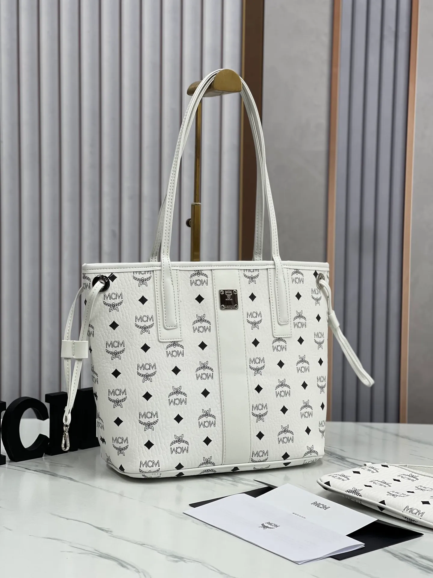 P420💐MCM newly upgraded✈️ Comes with gift box packaging [Exclusive real shot] Model 011 small size🔥Two classic looks are integrated into one daily item. This medium-sized Liz shopping bag is made of Visetos and Nappa calf leather and is reversible. The inside can be flipped out to reveal Cubic's classic pattern. Plus, the lightweight exterior expands and contracts with the leather drawstring. The included detachable zippered clutch adds to the functionality of this shopping bag and can also be removed and used as a separate wallet for short trips. Size: small size about 25X29X14CM