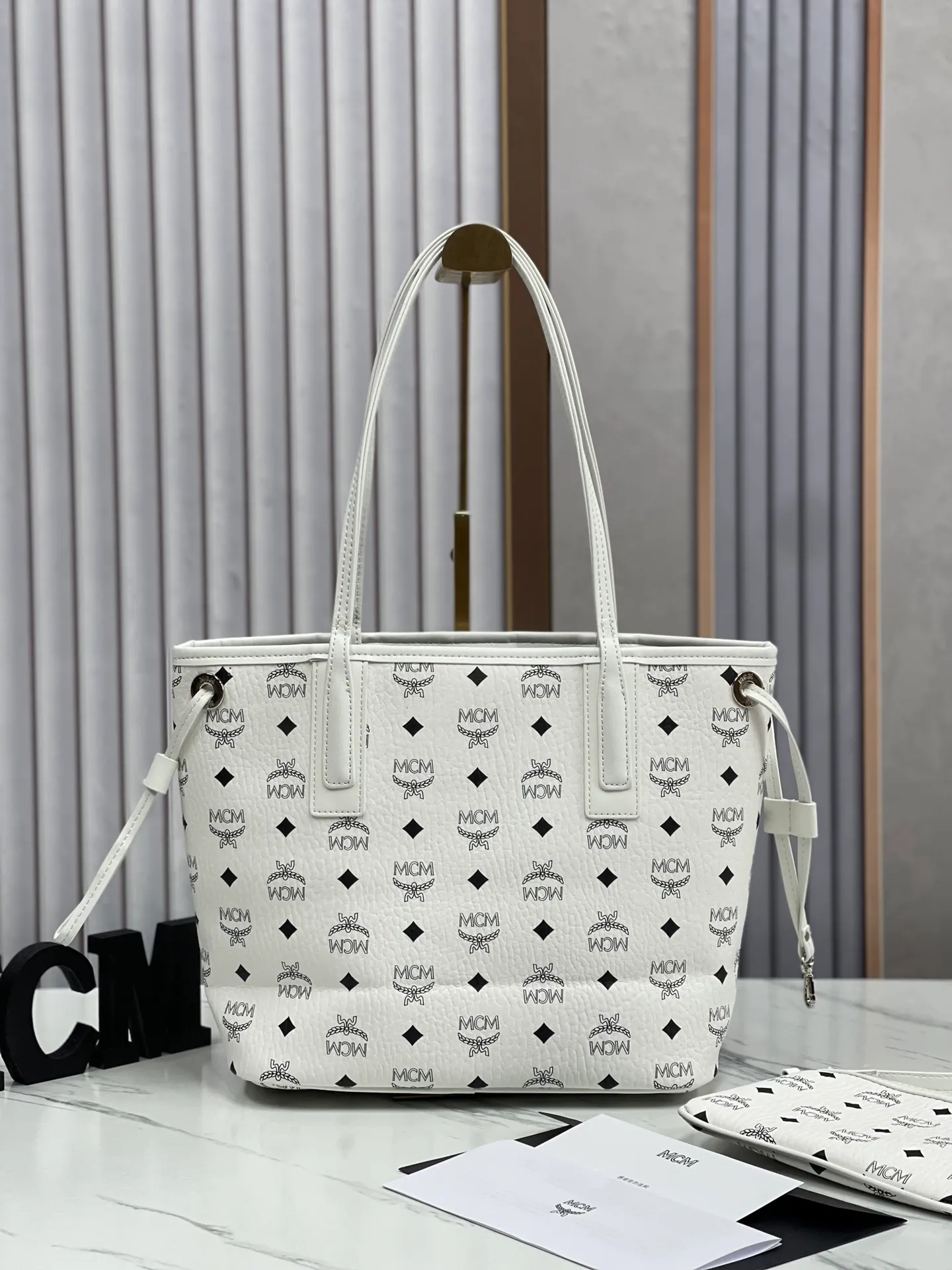 P420💐MCM newly upgraded✈️ Comes with gift box packaging [Exclusive real shot] Model 011 small size🔥Two classic looks are integrated into one daily item. This medium-sized Liz shopping bag is made of Visetos and Nappa calf leather and is reversible. The inside can be flipped out to reveal Cubic's classic pattern. Plus, the lightweight exterior expands and contracts with the leather drawstring. The included detachable zippered clutch adds to the functionality of this shopping bag and can also be removed and used as a separate wallet for short trips. Size: small size about 25X29X14CM