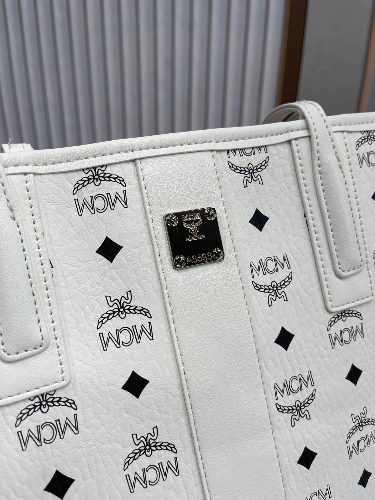 P420💐MCM newly upgraded✈️ Comes with gift box packaging [Exclusive real shot] Model 011 small size🔥Two classic looks are integrated into one daily item. This medium-sized Liz shopping bag is made of Visetos and Nappa calf leather and is reversible. The inside can be flipped out to reveal Cubic's classic pattern. Plus, the lightweight exterior expands and contracts with the leather drawstring. The included detachable zippered clutch adds to the functionality of this shopping bag and can also be removed and used as a separate wallet for short trips. Size: small size about 25X29X14CM