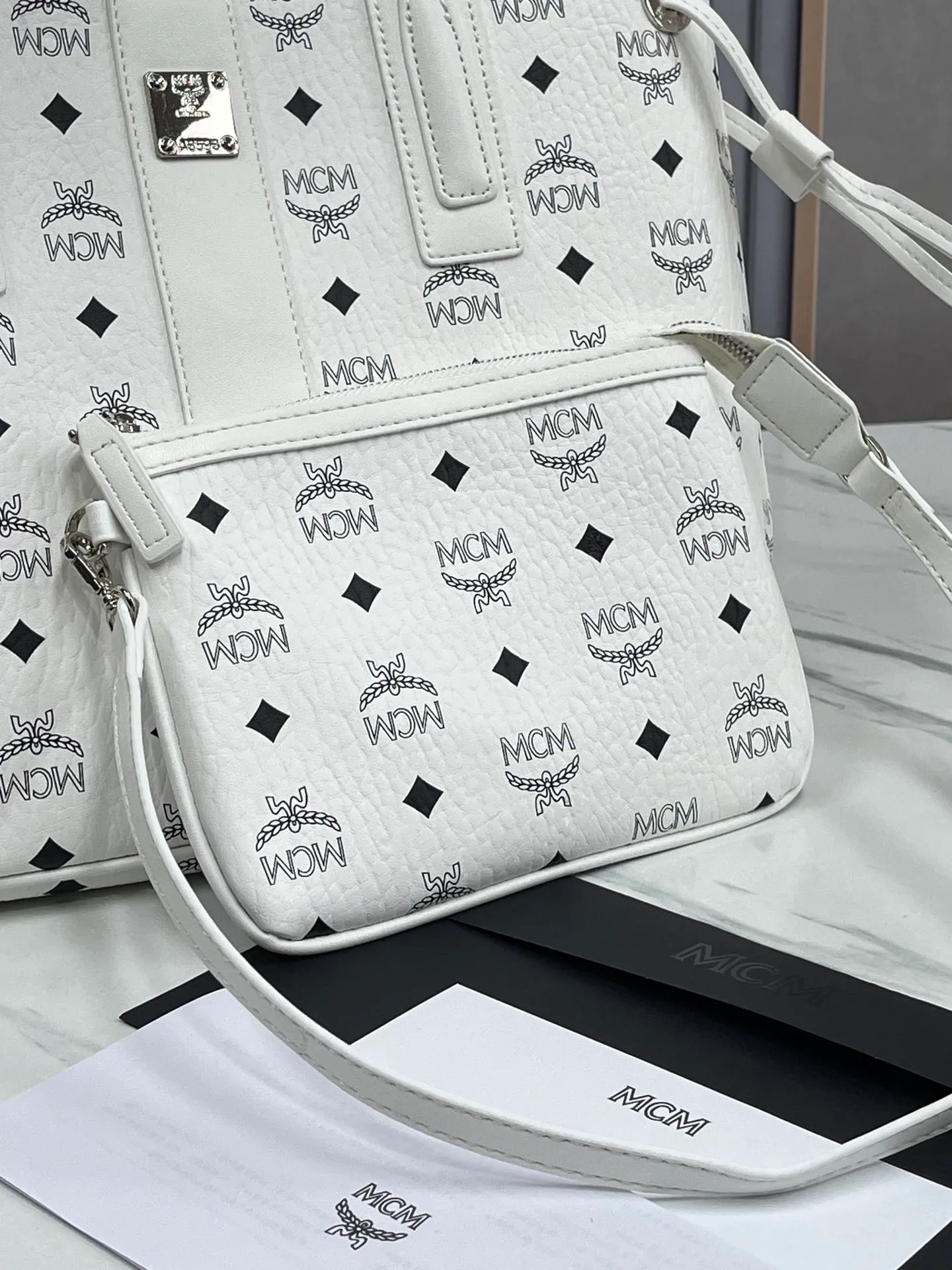 P420💐MCM newly upgraded✈️ Comes with gift box packaging [Exclusive real shot] Model 011 small size🔥Two classic looks are integrated into one daily item. This medium-sized Liz shopping bag is made of Visetos and Nappa calf leather and is reversible. The inside can be flipped out to reveal Cubic's classic pattern. Plus, the lightweight exterior expands and contracts with the leather drawstring. The included detachable zippered clutch adds to the functionality of this shopping bag and can also be removed and used as a separate wallet for short trips. Size: small size about 25X29X14CM