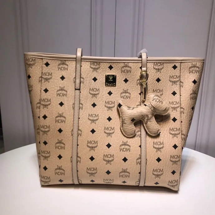 Batch 380💰MCM⚜️🆕Toni Visetos Shopping Bag This Toni Shopping Bag🛍️ is made of classic Visetos material and trimmed with soft Nappa leather. Its trapezoidal shape combines aesthetic features with strong practicality. The interior's luxurious cotton canvas compartments are printed with a chain link pattern inspired by ⚜️MCM⚜️ traditional street fashion, and a top zipper closure keeps belongings safe. Model 6718 🌼Size: 32x 32x 16🎫🌸
