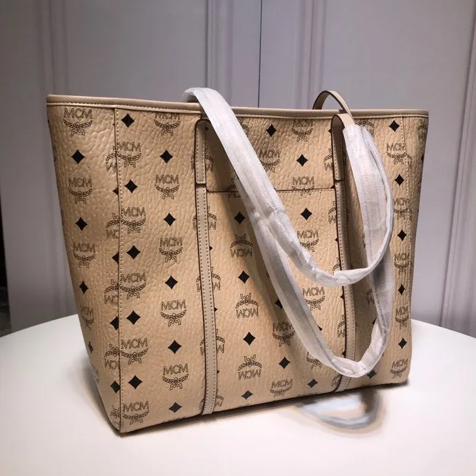 Batch 380💰MCM⚜️🆕Toni Visetos Shopping Bag This Toni Shopping Bag🛍️ is made of classic Visetos material and trimmed with soft Nappa leather. Its trapezoidal shape combines aesthetic features with strong practicality. The interior's luxurious cotton canvas compartments are printed with a chain link pattern inspired by ⚜️MCM⚜️ traditional street fashion, and a top zipper closure keeps belongings safe. Model 6718 🌼Size: 32x 32x 16🎫🌸