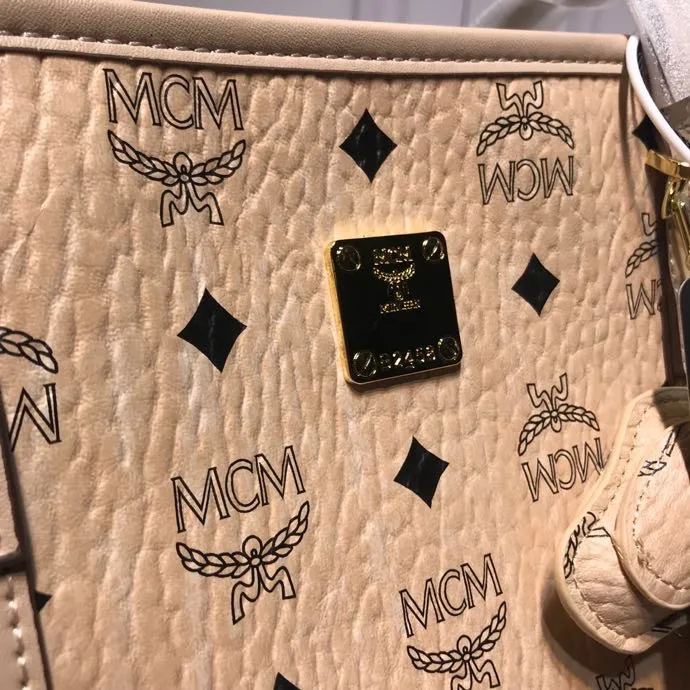 Batch 380💰MCM⚜️🆕Toni Visetos Shopping Bag This Toni Shopping Bag🛍️ is made of classic Visetos material and trimmed with soft Nappa leather. Its trapezoidal shape combines aesthetic features with strong practicality. The interior's luxurious cotton canvas compartments are printed with a chain link pattern inspired by ⚜️MCM⚜️ traditional street fashion, and a top zipper closure keeps belongings safe. Model 6718 🌼Size: 32x 32x 16🎫🌸