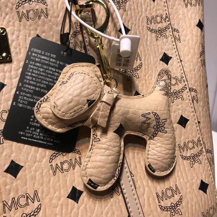Batch 380💰MCM⚜️🆕Toni Visetos Shopping Bag This Toni Shopping Bag🛍️ is made of classic Visetos material and trimmed with soft Nappa leather. Its trapezoidal shape combines aesthetic features with strong practicality. The interior's luxurious cotton canvas compartments are printed with a chain link pattern inspired by ⚜️MCM⚜️ traditional street fashion, and a top zipper closure keeps belongings safe. Model 6718 🌼Size: 32x 32x 16🎫🌸