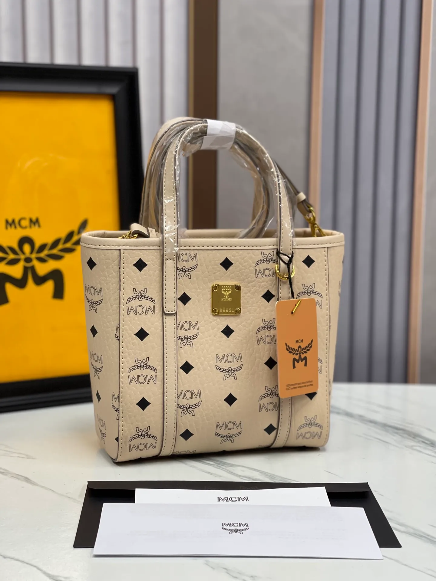 Batch 360💰🎋MCM new upgraded version·High quality✈️ Comes with environmentally friendly gift box♻️🎁Packaging model: 190820 Toni Visetos shopping bag has a new look, super beautiful👗 This compact shopping bag is multi-functional and will last forever. Don't let the size of this mini tote fool you, it's designed with spacious interior and exterior compartments to store all your small essentials. The cotton canvas lining features a print inspired by street fashion, subtly retaining MCM's adventurous aesthetic. Pair it with the included cross-body strap for hands-free functionality and greater portability. 18.5x19x9.5cm🌸