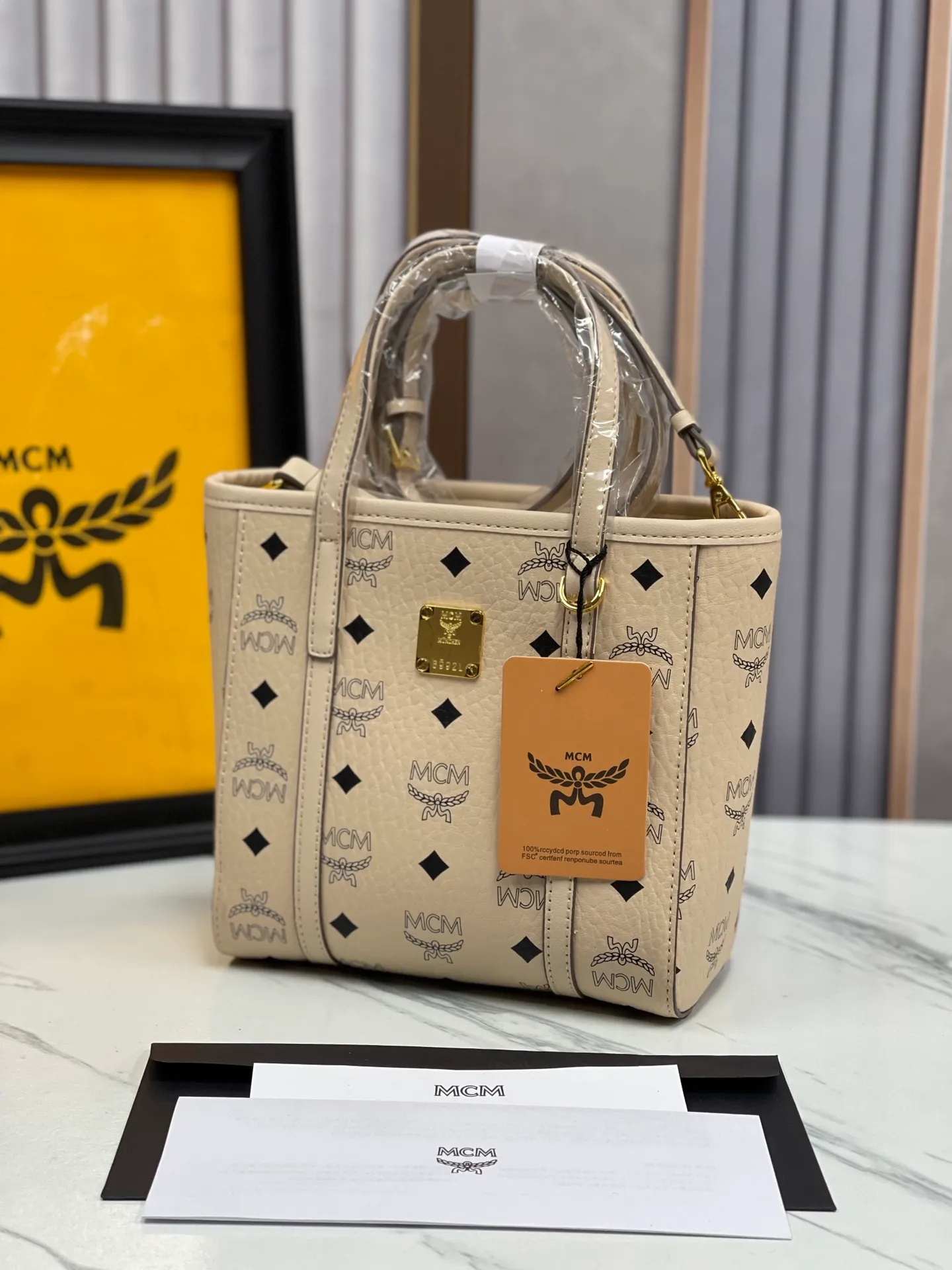 Batch 360💰🎋MCM new upgraded version·High quality✈️ Comes with environmentally friendly gift box♻️🎁Packaging model: 190820 Toni Visetos shopping bag has a new look, super beautiful👗 This compact shopping bag is multi-functional and will last forever. Don't let the size of this mini tote fool you, it's designed with spacious interior and exterior compartments to store all your small essentials. The cotton canvas lining features a print inspired by street fashion, subtly retaining MCM's adventurous aesthetic. Pair it with the included cross-body strap for hands-free functionality and greater portability. 18.5x19x9.5cm🌸