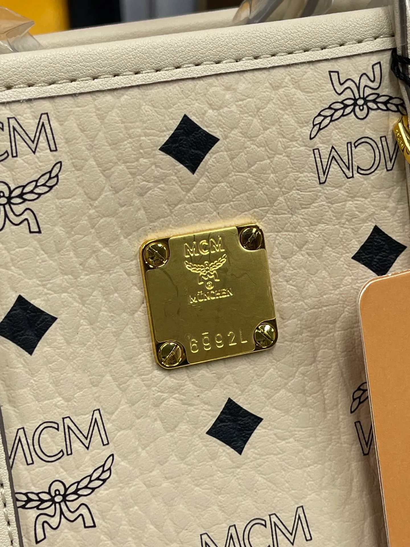 Batch 360💰🎋MCM new upgraded version·High quality✈️ Comes with environmentally friendly gift box♻️🎁Packaging model: 190820 Toni Visetos shopping bag has a new look, super beautiful👗 This compact shopping bag is multi-functional and will last forever. Don't let the size of this mini tote fool you, it's designed with spacious interior and exterior compartments to store all your small essentials. The cotton canvas lining features a print inspired by street fashion, subtly retaining MCM's adventurous aesthetic. Pair it with the included cross-body strap for hands-free functionality and greater portability. 18.5x19x9.5cm🌸