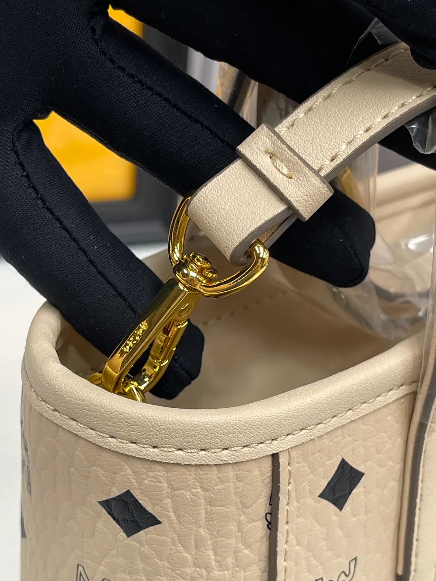 Batch 360💰🎋MCM new upgraded version·High quality✈️ Comes with environmentally friendly gift box♻️🎁Packaging model: 190820 Toni Visetos shopping bag has a new look, super beautiful👗 This compact shopping bag is multi-functional and will last forever. Don't let the size of this mini tote fool you, it's designed with spacious interior and exterior compartments to store all your small essentials. The cotton canvas lining features a print inspired by street fashion, subtly retaining MCM's adventurous aesthetic. Pair it with the included cross-body strap for hands-free functionality and greater portability. 18.5x19x9.5cm🌸