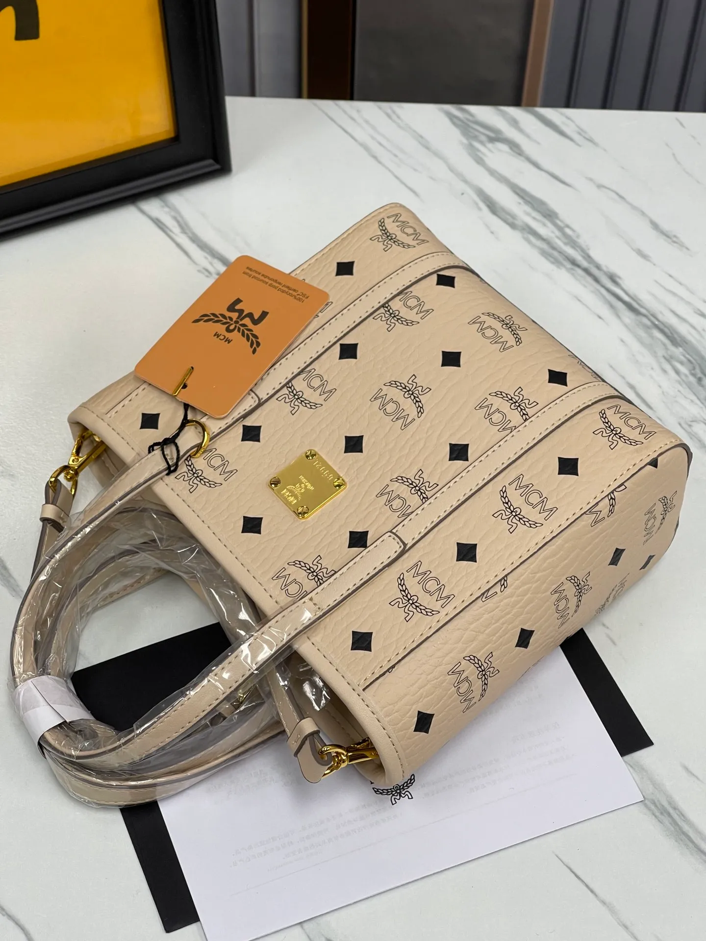 Batch 360💰🎋MCM new upgraded version·High quality✈️ Comes with environmentally friendly gift box♻️🎁Packaging model: 190820 Toni Visetos shopping bag has a new look, super beautiful👗 This compact shopping bag is multi-functional and will last forever. Don't let the size of this mini tote fool you, it's designed with spacious interior and exterior compartments to store all your small essentials. The cotton canvas lining features a print inspired by street fashion, subtly retaining MCM's adventurous aesthetic. Pair it with the included cross-body strap for hands-free functionality and greater portability. 18.5x19x9.5cm🌸