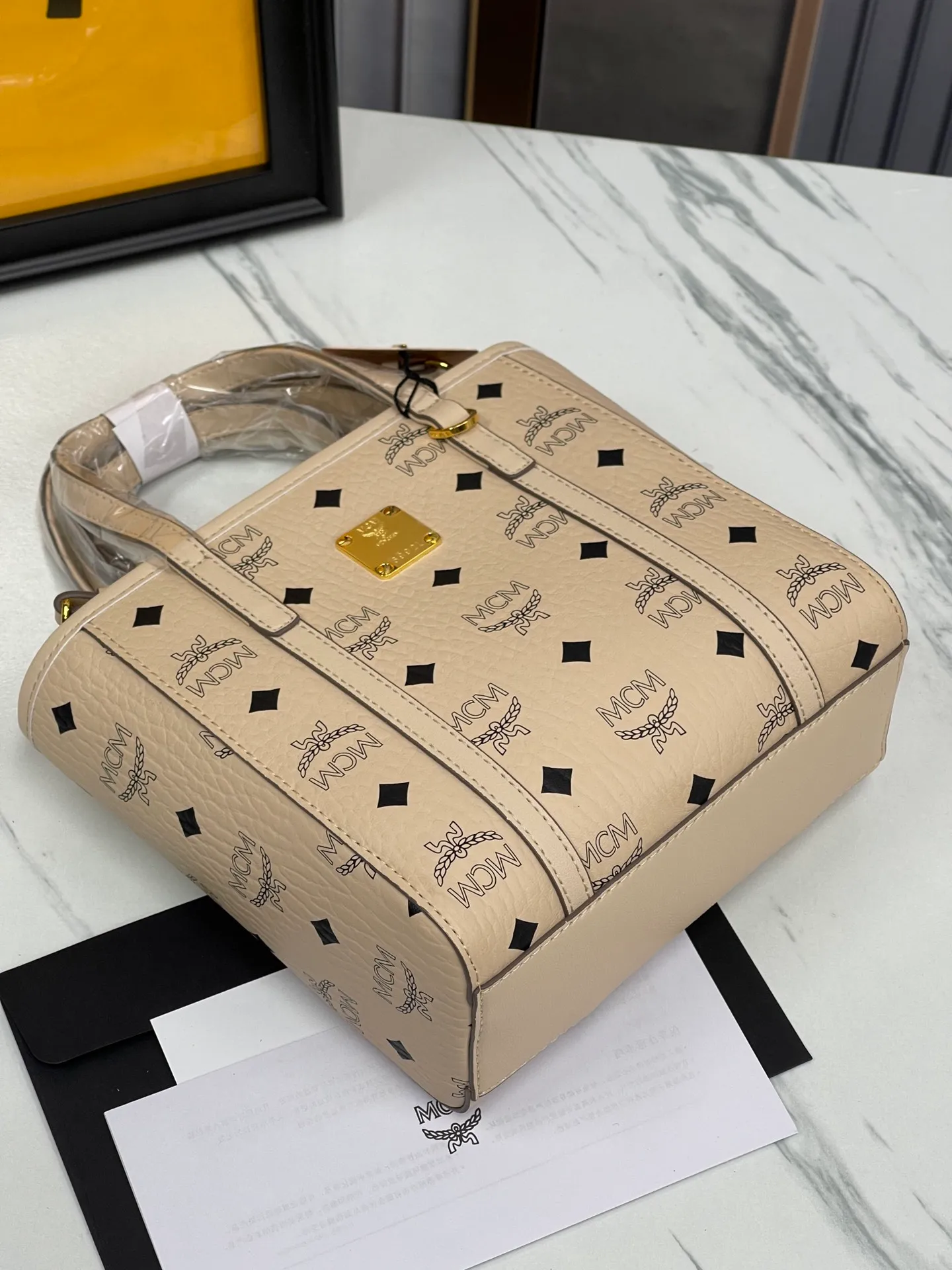 Batch 360💰🎋MCM new upgraded version·High quality✈️ Comes with environmentally friendly gift box♻️🎁Packaging model: 190820 Toni Visetos shopping bag has a new look, super beautiful👗 This compact shopping bag is multi-functional and will last forever. Don't let the size of this mini tote fool you, it's designed with spacious interior and exterior compartments to store all your small essentials. The cotton canvas lining features a print inspired by street fashion, subtly retaining MCM's adventurous aesthetic. Pair it with the included cross-body strap for hands-free functionality and greater portability. 18.5x19x9.5cm🌸