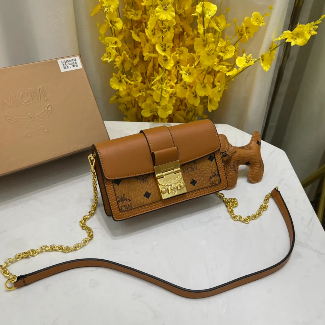 Batch 400💰Mcm Chain Small Square Bag Hidden Wordless Patricia Crossbody Bag Shoulder Bag, Model: 8022🌸Made of coated canvas, accordion-style compartment, internal coin pocket, cash compartment and multiple card slots, with laurel lock on the outside. Paired with a detachable chain⛓️, it can be held by hand or carried on the shoulder and packaged in a gift box. Size: 19*5*12cm.