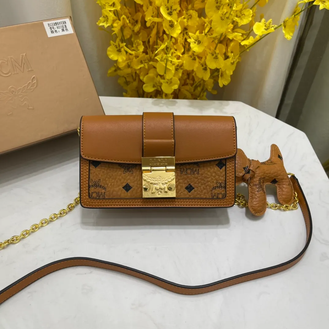 Batch 400💰Mcm Chain Small Square Bag Hidden Wordless Patricia Crossbody Bag Shoulder Bag, Model: 8022🌸Made of coated canvas, accordion-style compartment, internal coin pocket, cash compartment and multiple card slots, with laurel lock on the outside. Paired with a detachable chain⛓️, it can be held by hand or carried on the shoulder and packaged in a gift box. Size: 19*5*12cm.
