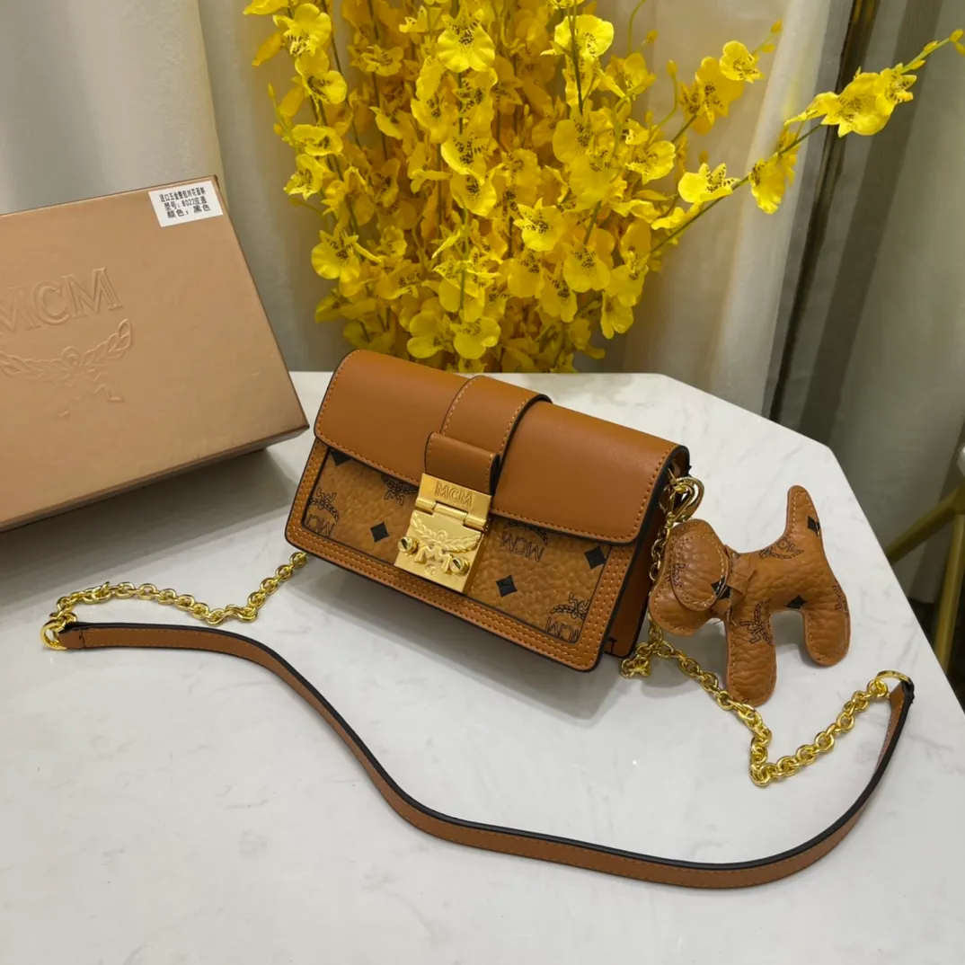 Batch 400💰Mcm Chain Small Square Bag Hidden Wordless Patricia Crossbody Bag Shoulder Bag, Model: 8022🌸Made of coated canvas, accordion-style compartment, internal coin pocket, cash compartment and multiple card slots, with laurel lock on the outside. Paired with a detachable chain⛓️, it can be held by hand or carried on the shoulder and packaged in a gift box. Size: 19*5*12cm.