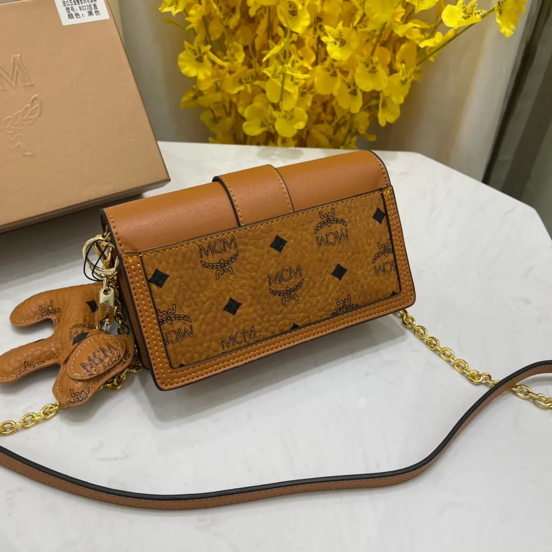 Batch 400💰Mcm Chain Small Square Bag Hidden Wordless Patricia Crossbody Bag Shoulder Bag, Model: 8022🌸Made of coated canvas, accordion-style compartment, internal coin pocket, cash compartment and multiple card slots, with laurel lock on the outside. Paired with a detachable chain⛓️, it can be held by hand or carried on the shoulder and packaged in a gift box. Size: 19*5*12cm.