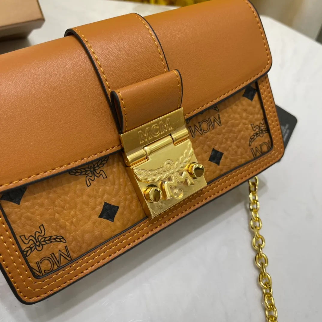 Batch 400💰Mcm Chain Small Square Bag Hidden Wordless Patricia Crossbody Bag Shoulder Bag, Model: 8022🌸Made of coated canvas, accordion-style compartment, internal coin pocket, cash compartment and multiple card slots, with laurel lock on the outside. Paired with a detachable chain⛓️, it can be held by hand or carried on the shoulder and packaged in a gift box. Size: 19*5*12cm.