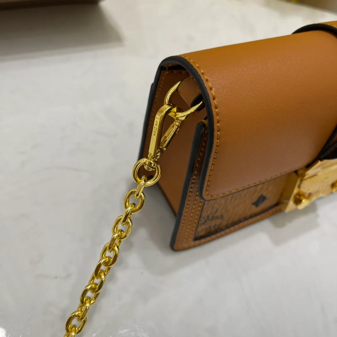 Batch 400💰Mcm Chain Small Square Bag Hidden Wordless Patricia Crossbody Bag Shoulder Bag, Model: 8022🌸Made of coated canvas, accordion-style compartment, internal coin pocket, cash compartment and multiple card slots, with laurel lock on the outside. Paired with a detachable chain⛓️, it can be held by hand or carried on the shoulder and packaged in a gift box. Size: 19*5*12cm.