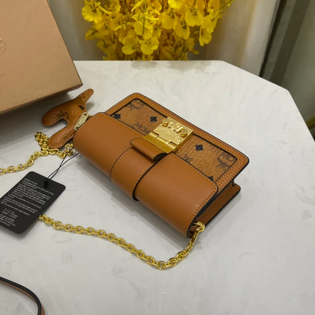 Batch 400💰Mcm Chain Small Square Bag Hidden Wordless Patricia Crossbody Bag Shoulder Bag, Model: 8022🌸Made of coated canvas, accordion-style compartment, internal coin pocket, cash compartment and multiple card slots, with laurel lock on the outside. Paired with a detachable chain⛓️, it can be held by hand or carried on the shoulder and packaged in a gift box. Size: 19*5*12cm.