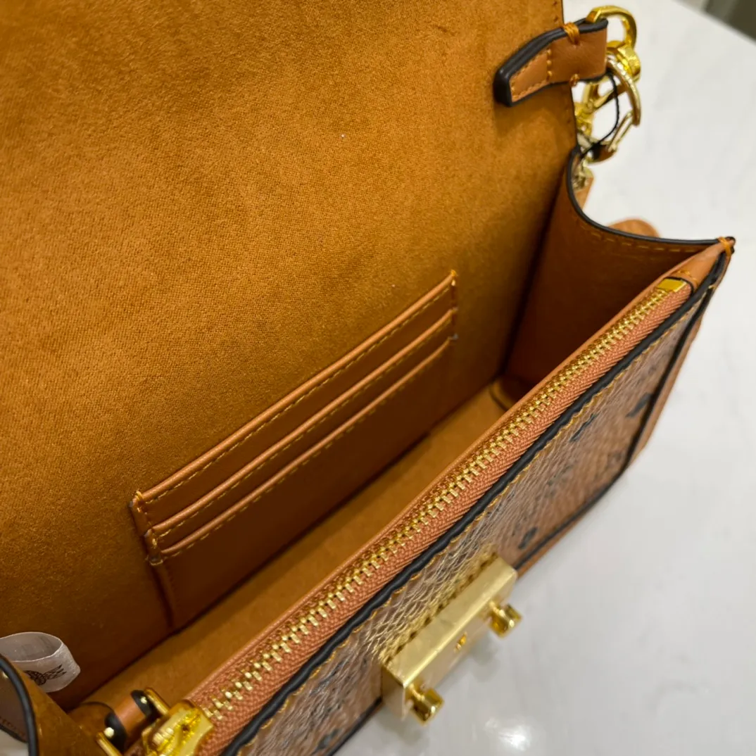 Batch 400💰Mcm Chain Small Square Bag Hidden Wordless Patricia Crossbody Bag Shoulder Bag, Model: 8022🌸Made of coated canvas, accordion-style compartment, internal coin pocket, cash compartment and multiple card slots, with laurel lock on the outside. Paired with a detachable chain⛓️, it can be held by hand or carried on the shoulder and packaged in a gift box. Size: 19*5*12cm.
