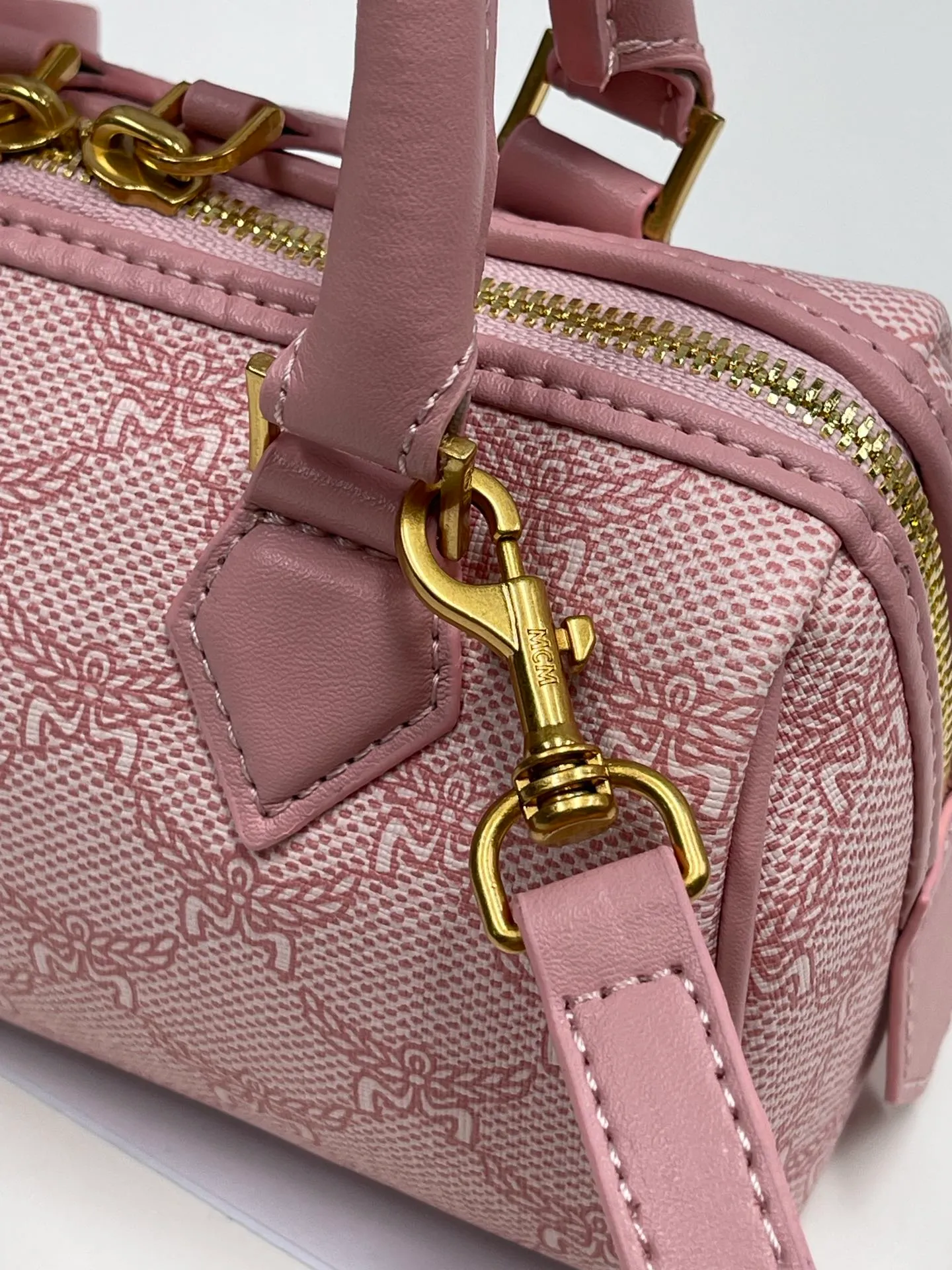 Batch 400💰MCM's new upgrade✈️New Boston mini pillow bag💐with gift box🎁Packaging [Exclusive real shot] Model: 701 Mini Boston With leather tag and engraved logo metal padlock, this Boston handbag is made of classic Visetos materials, which pays tribute to MCM's roots in travel. Its shape is reminiscent of a weekender bag, with clean lines and an extended zipper for easy opening. The workmanship is fine and meticulous. Size: 18*9.5cm