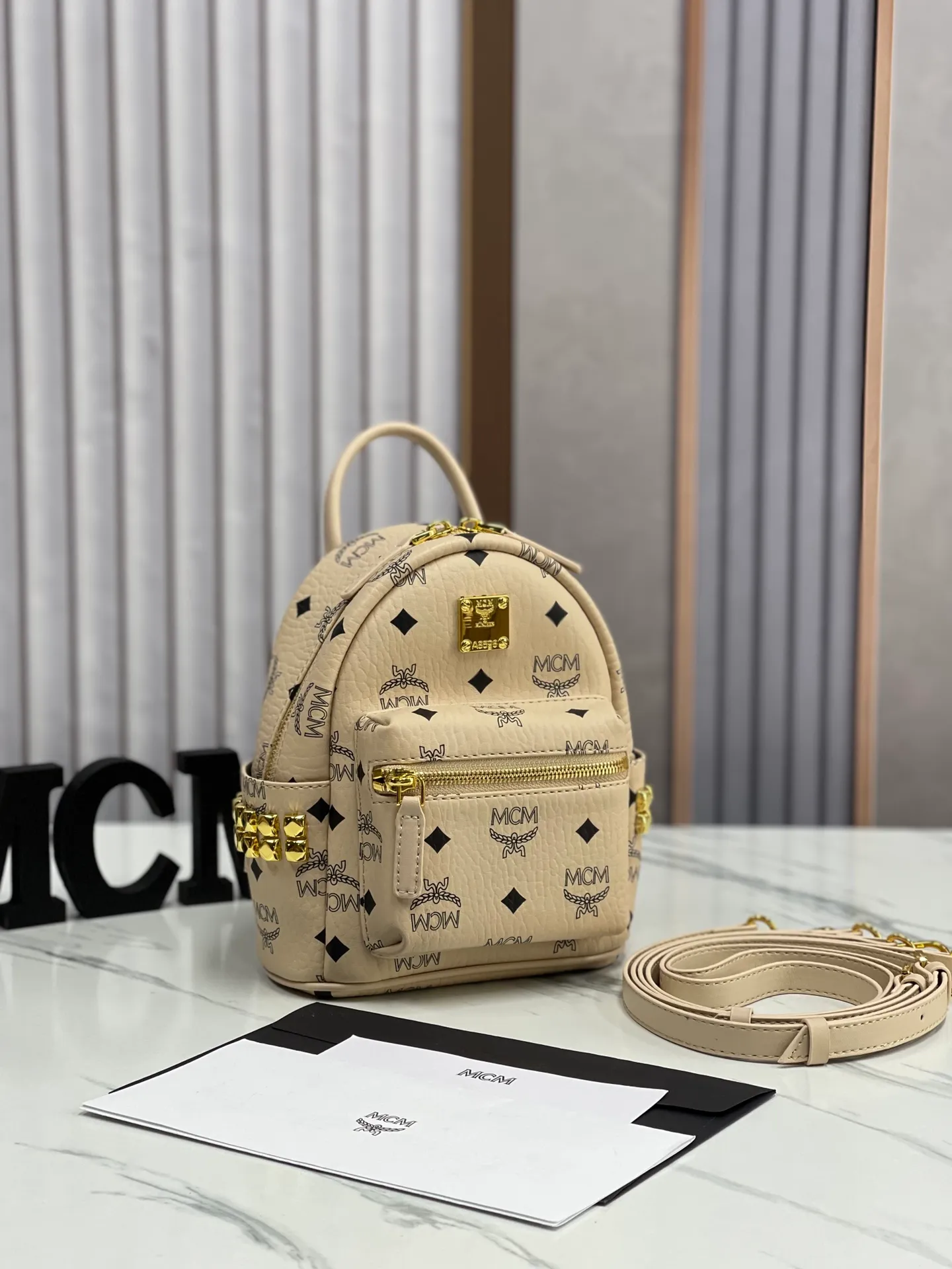 Batch 410💰M Home [Real shot with mobile phone] Super miniMCM Trendy Product Express #18 The new metallic version is equipped with MCM side studs to create an addictive daily trendy product, showing the brand's neo-futuristic aesthetics; the side studs and classic patterns collide to create a classic and playful effect, which is hard to put down. 🌼Super mini size: 17*21*9cm🌷🌷