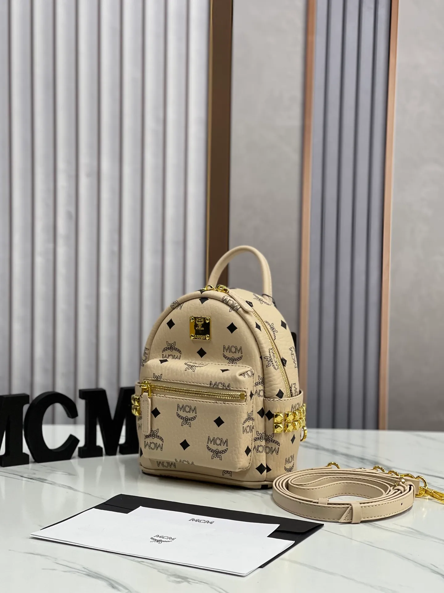 Batch 410💰M Home [Real shot with mobile phone] Super miniMCM Trendy Product Express #18 The new metallic version is equipped with MCM side studs to create an addictive daily trendy product, showing the brand's neo-futuristic aesthetics; the side studs and classic patterns collide to create a classic and playful effect, which is hard to put down. 🌼Super mini size: 17*21*9cm🌷🌷