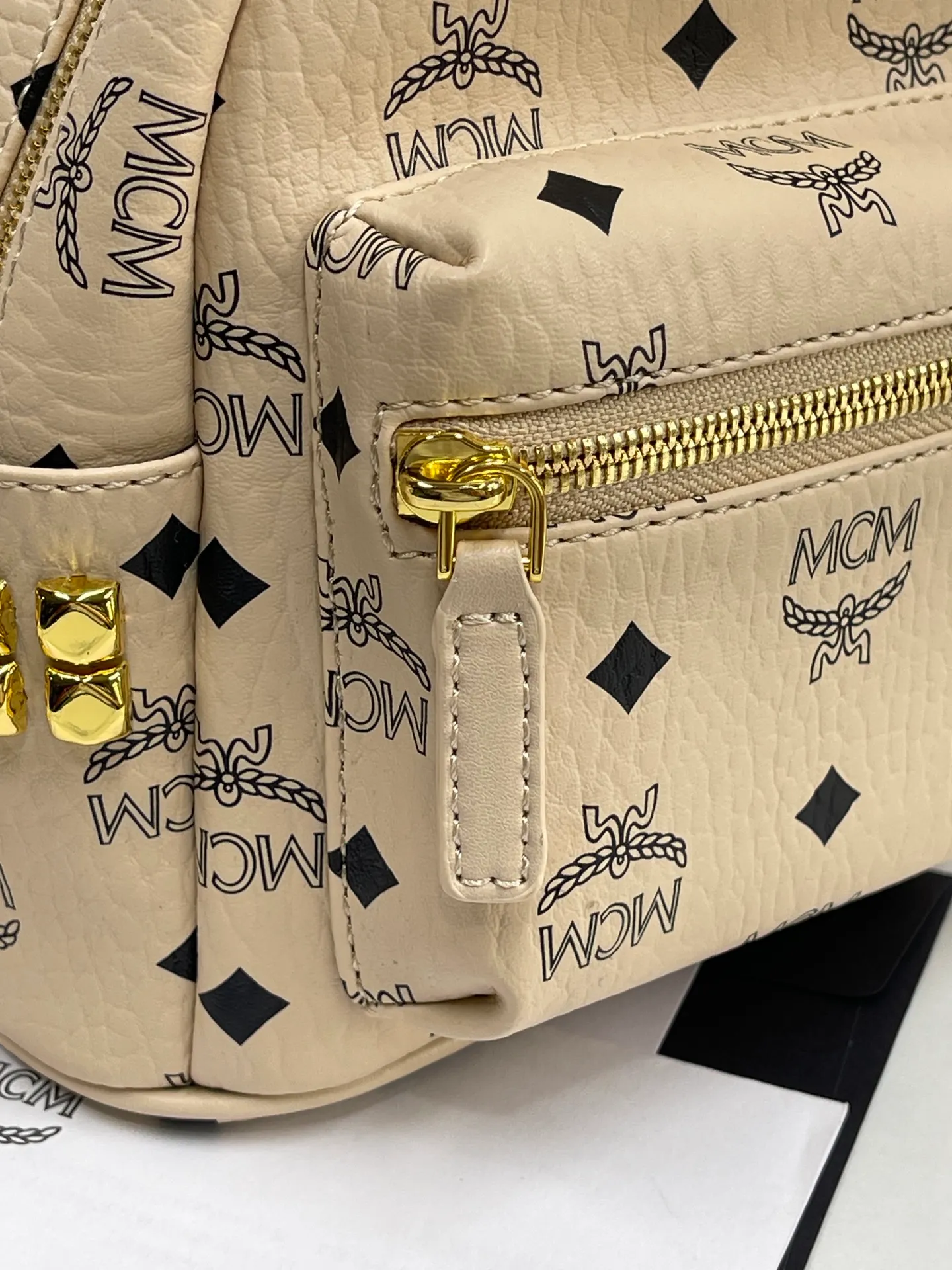 Batch 410💰M Home [Real shot with mobile phone] Super miniMCM Trendy Product Express #18 The new metallic version is equipped with MCM side studs to create an addictive daily trendy product, showing the brand's neo-futuristic aesthetics; the side studs and classic patterns collide to create a classic and playful effect, which is hard to put down. 🌼Super mini size: 17*21*9cm🌷🌷