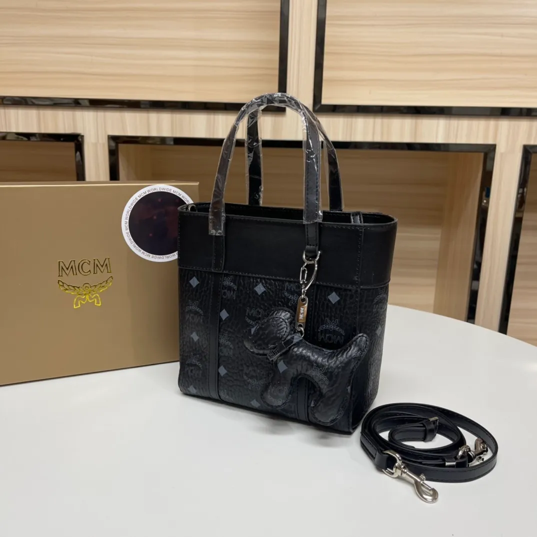 Batch 340💰New counter model [MCM] Toni Visetos shopping bag has a new look, super beautiful👗 This compact shopping bag is multi-functional and will last forever. Don't let the size of this mini tote fool you, it's designed with spacious interior and exterior compartments to store all your small essentials. The cotton canvas lining features a print inspired by street fashion, subtly retaining MCM's adventurous aesthetic. Pair it with the included cross-body strap for hands-free functionality and greater portability. Size: 18.5x19x9.5cm🌸