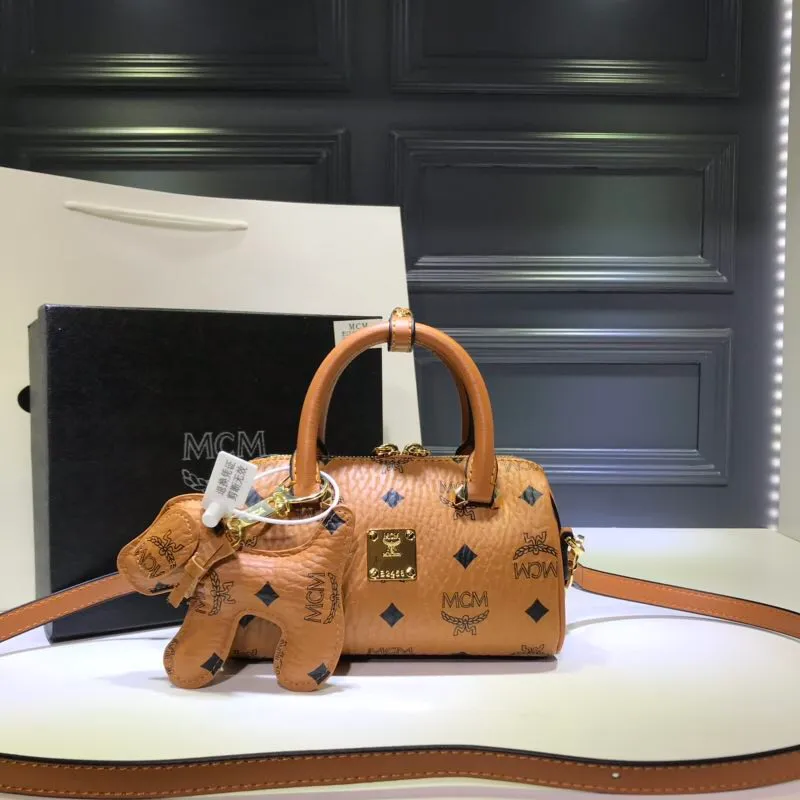 Batch 360💰💫Exclusive MCM classic 💐Mini pillow with dog pendant】With gorgeous lines and easy-to-detach practical long and short chain double shoulder straps, Patricia’s classic reappearance... makes people excited. This cross-body bag is professionally crafted with Visetos printing coating, making it classic and timeless. It uses 3D silk screen printing technology. Quite a head turner. Comes with gift box packaging. Size: 🌺8.5X10.5X18.5🔥🔥🔥