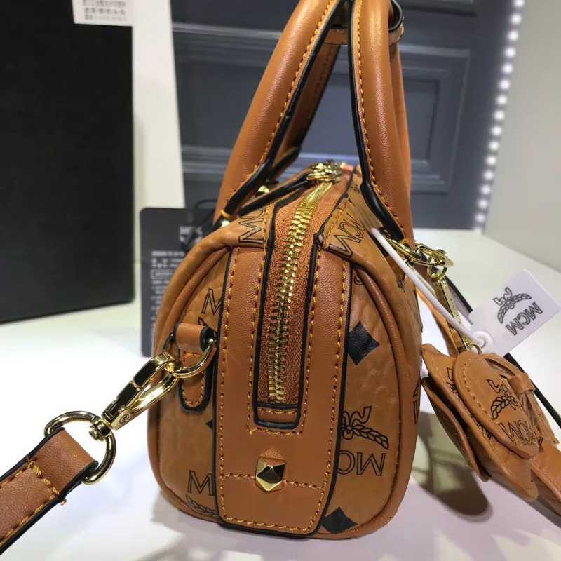 Batch 360💰💫Exclusive MCM classic 💐Mini pillow with dog pendant】With gorgeous lines and easy-to-detach practical long and short chain double shoulder straps, Patricia’s classic reappearance... makes people excited. This cross-body bag is professionally crafted with Visetos printing coating, making it classic and timeless. It uses 3D silk screen printing technology. Quite a head turner. Comes with gift box packaging. Size: 🌺8.5X10.5X18.5🔥🔥🔥