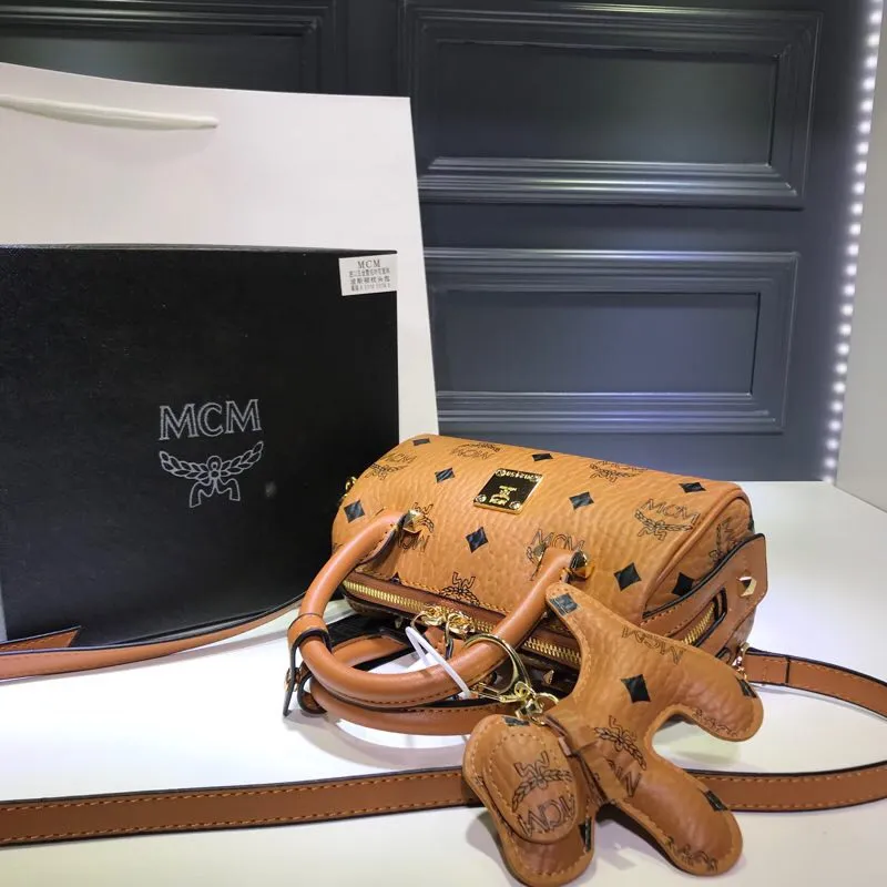 Batch 360💰💫Exclusive MCM classic 💐Mini pillow with dog pendant】With gorgeous lines and easy-to-detach practical long and short chain double shoulder straps, Patricia’s classic reappearance... makes people excited. This cross-body bag is professionally crafted with Visetos printing coating, making it classic and timeless. It uses 3D silk screen printing technology. Quite a head turner. Comes with gift box packaging. Size: 🌺8.5X10.5X18.5🔥🔥🔥
