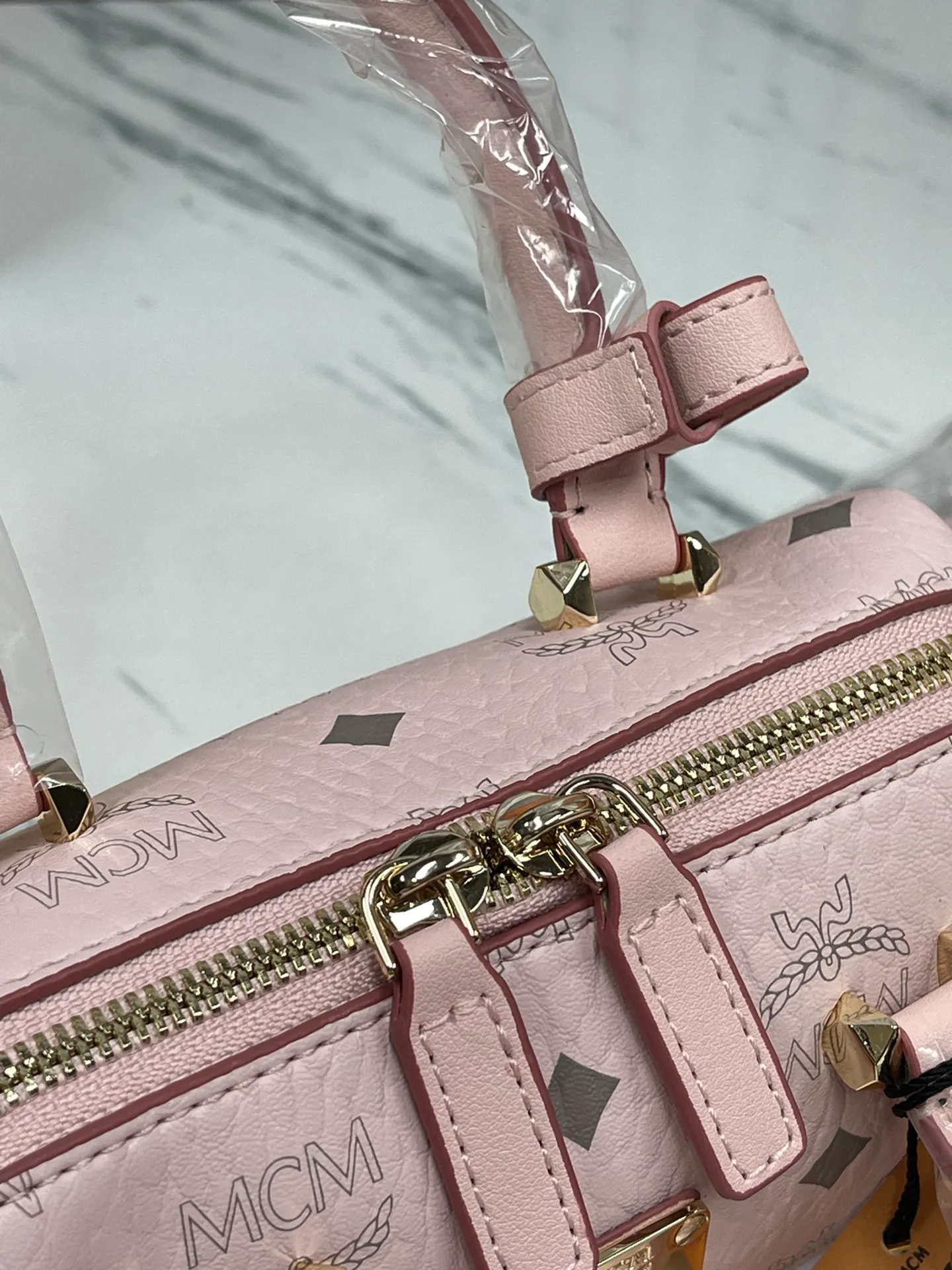 P380💰MCM new upgraded version✈️·High quality💐With gift box🎁Packaging [Exclusive real shot] Model Mini Boston This Boston handbag is made of classic Visetos material, which expresses tribute to MCM's roots in travel. Its shape is reminiscent of a weekender bag, with clean lines and an extended zipper for easy opening. The workmanship is meticulous and meticulous, with the top handles wrapped, stitched and edge-painted by hand. Size: 18*9.5cm