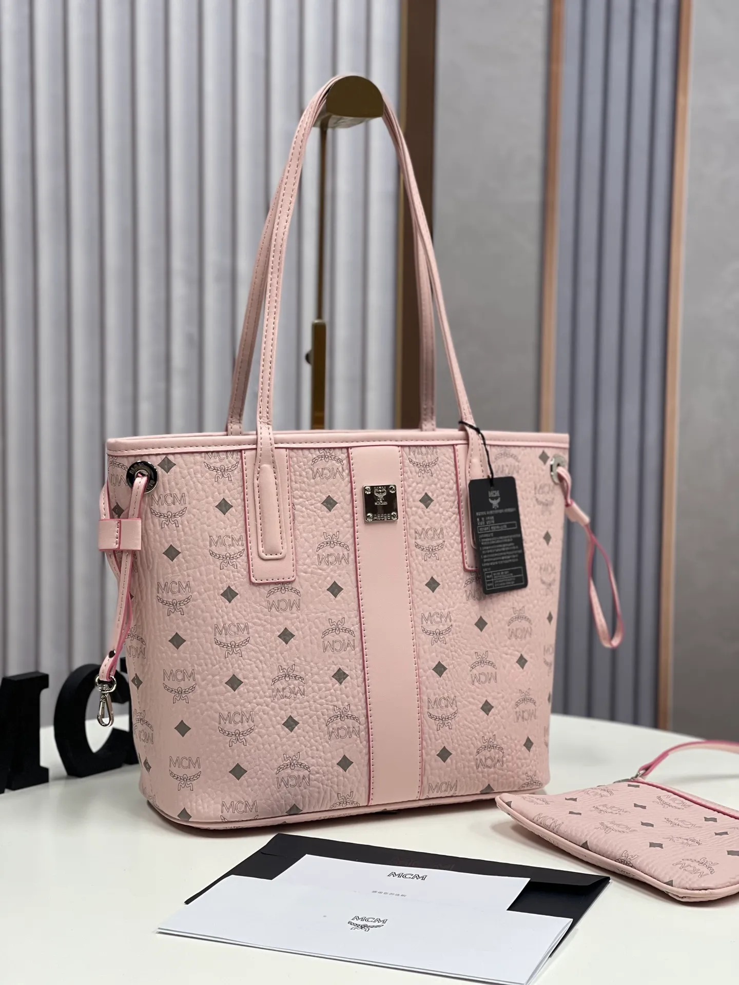Batch 420💐MCM newly upgraded ✈️With gift box packaging [Exclusive real shot] Model 011 small size🔥Two classic looks are integrated into one daily item. This medium-sized Liz shopping bag is made of Visetos and Nappa calf leather and is reversible. The inside can be flipped out to reveal Cubic's classic pattern. Plus, the lightweight exterior expands and contracts with the leather drawstring. The included detachable zippered clutch adds to the functionality of this shopping bag and can also be removed and used as a separate wallet for short trips. Size: small size about 25X29X14CM