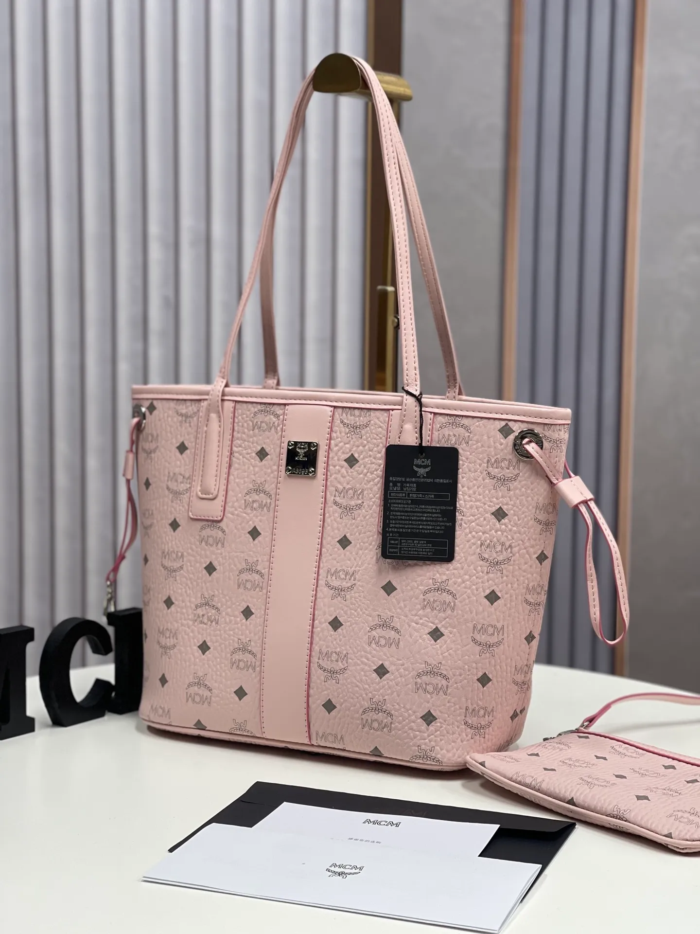 Batch 420💐MCM newly upgraded ✈️With gift box packaging [Exclusive real shot] Model 011 small size🔥Two classic looks are integrated into one daily item. This medium-sized Liz shopping bag is made of Visetos and Nappa calf leather and is reversible. The inside can be flipped out to reveal Cubic's classic pattern. Plus, the lightweight exterior expands and contracts with the leather drawstring. The included detachable zippered clutch adds to the functionality of this shopping bag and can also be removed and used as a separate wallet for short trips. Size: small size about 25X29X14CM