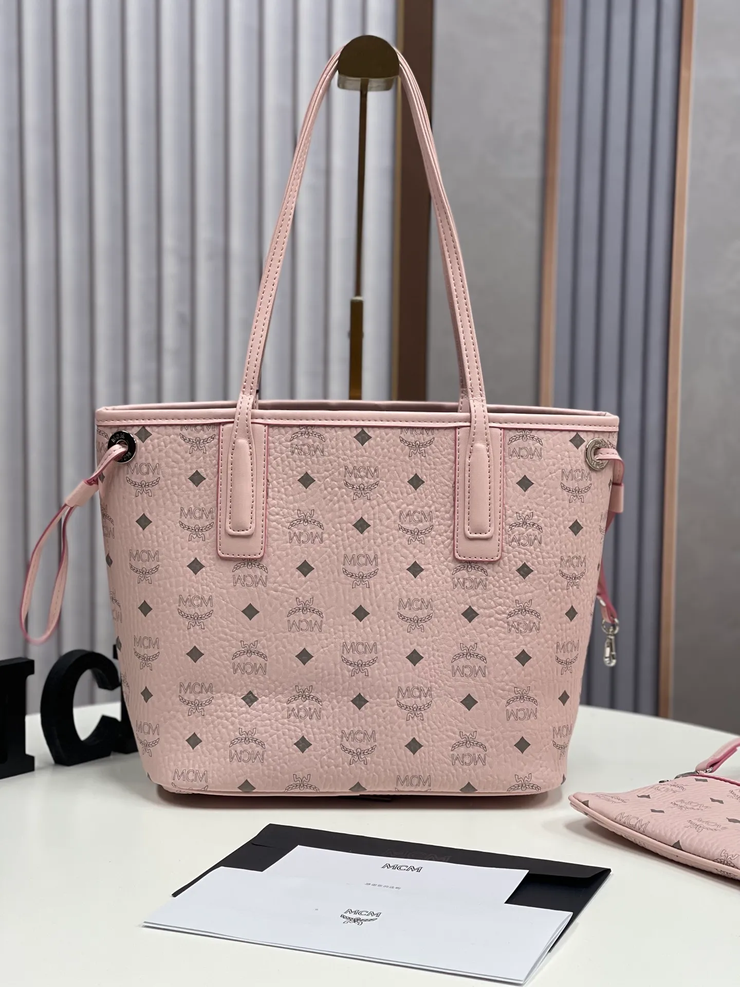 Batch 420💐MCM newly upgraded ✈️With gift box packaging [Exclusive real shot] Model 011 small size🔥Two classic looks are integrated into one daily item. This medium-sized Liz shopping bag is made of Visetos and Nappa calf leather and is reversible. The inside can be flipped out to reveal Cubic's classic pattern. Plus, the lightweight exterior expands and contracts with the leather drawstring. The included detachable zippered clutch adds to the functionality of this shopping bag and can also be removed and used as a separate wallet for short trips. Size: small size about 25X29X14CM